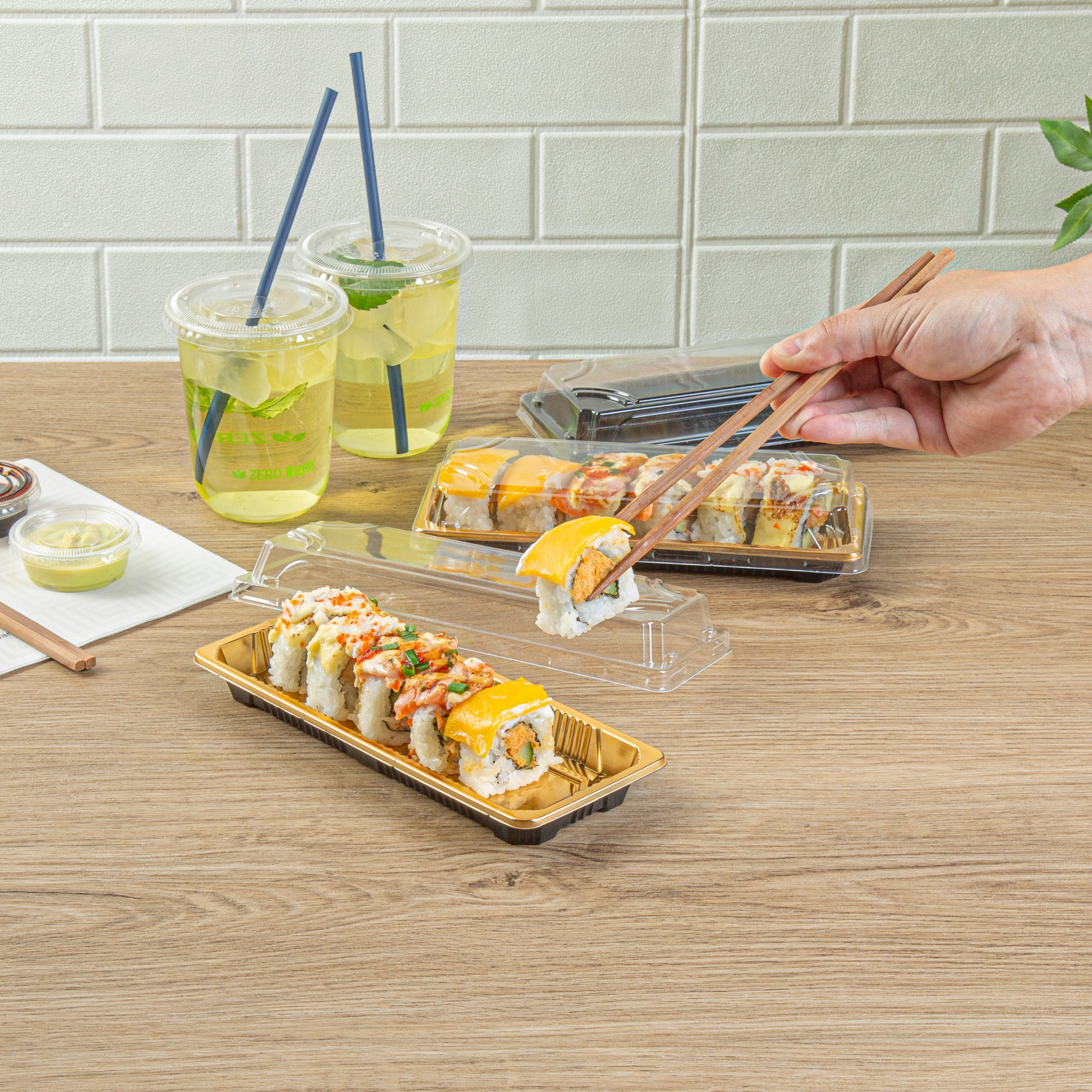 Roku Rectangle Gold Plastic Take Out Sushi Tray - with Clear Lid - 8 1/2" x 3 1/4" x 1 3/4" - 100 count box
