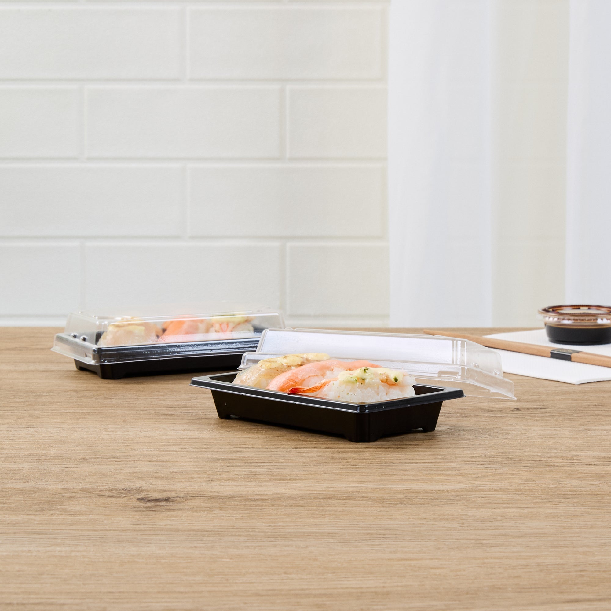 Roku Rectangle Black Plastic Take Out Sushi Tray - with Clear Lid - 5 1/4" x 3 1/4" x 1 1/2" - 100 count box