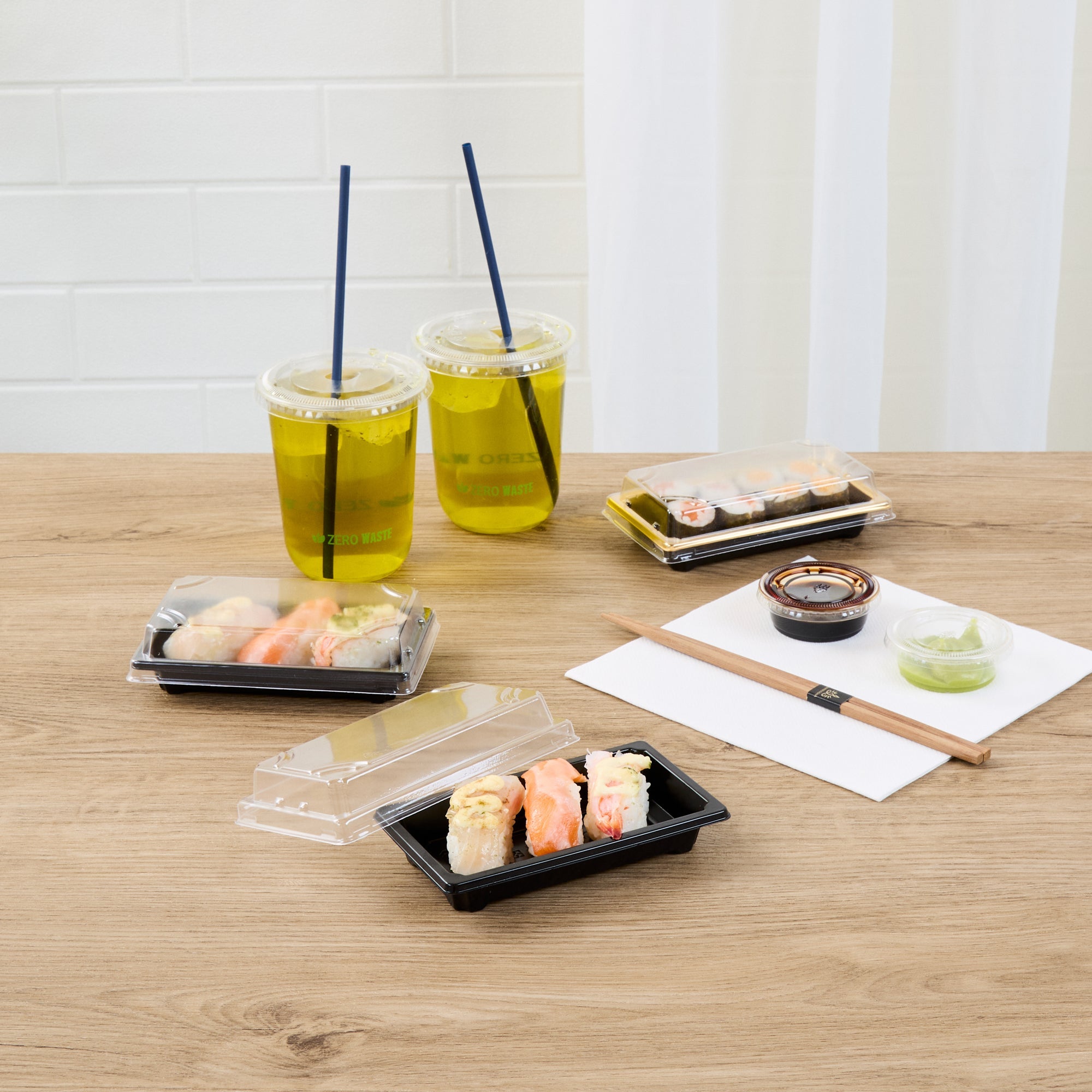 Roku Rectangle Black Plastic Take Out Sushi Tray - with Clear Lid - 5 1/4" x 3 1/4" x 1 1/2" - 100 count box