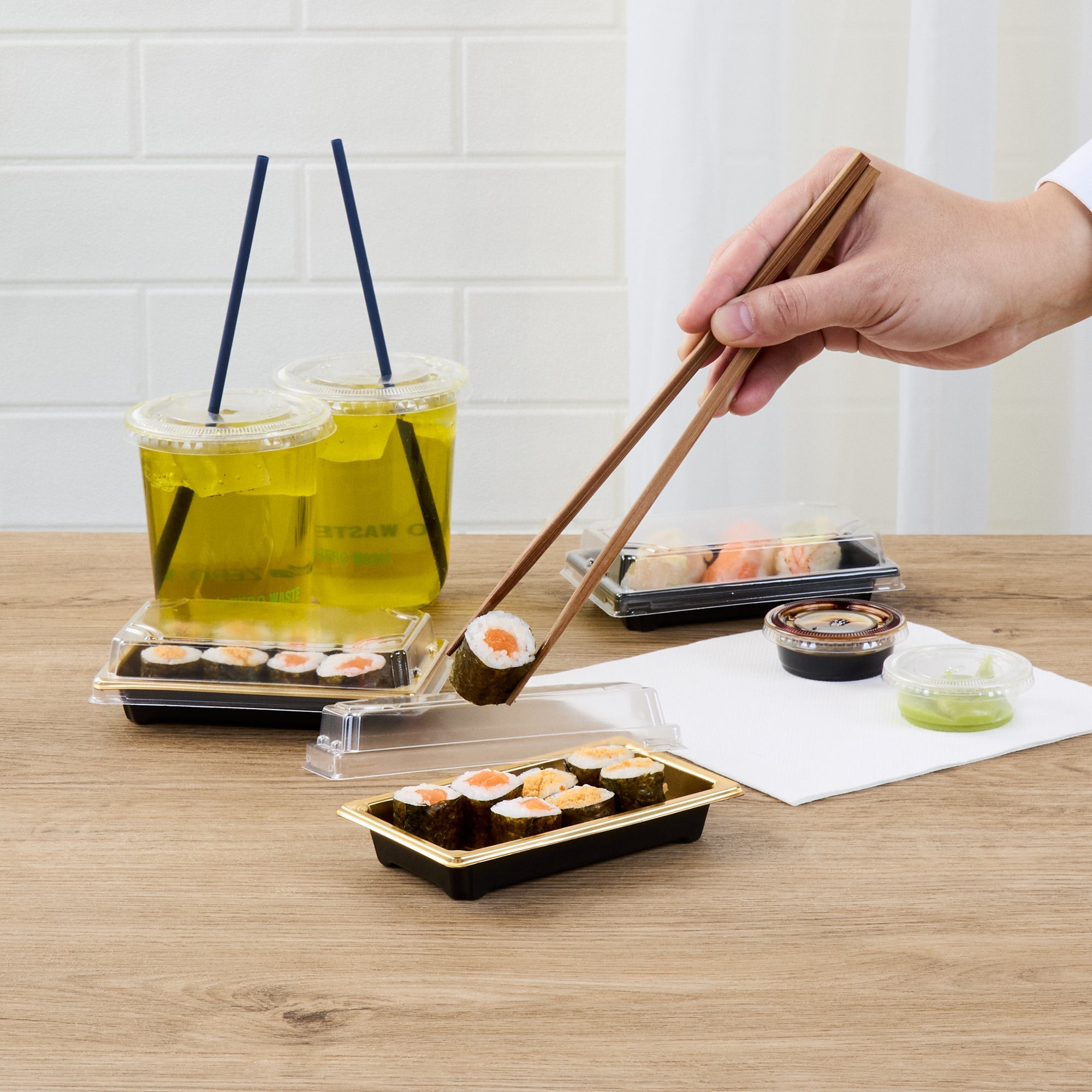 Roku Rectangle Gold Plastic Take Out Sushi Tray - with Clear Lid - 5 1/4" x 3 1/4" x 1 1/2" - 100 count box