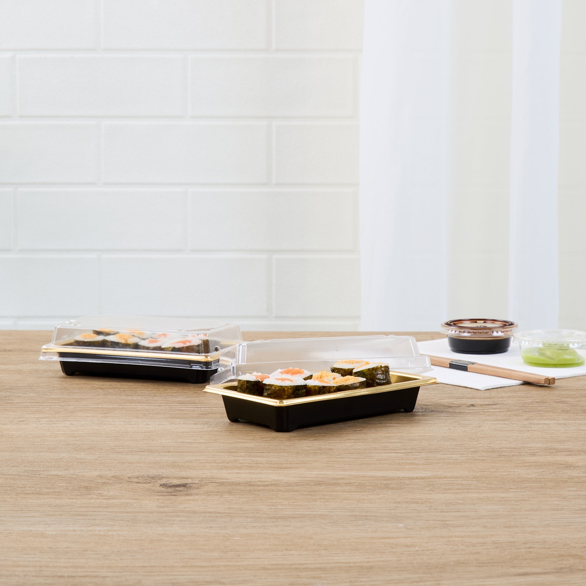Roku Rectangle Gold Plastic Take Out Sushi Tray - with Clear Lid - 5 1/4" x 3 1/4" x 1 1/2" - 100 count box