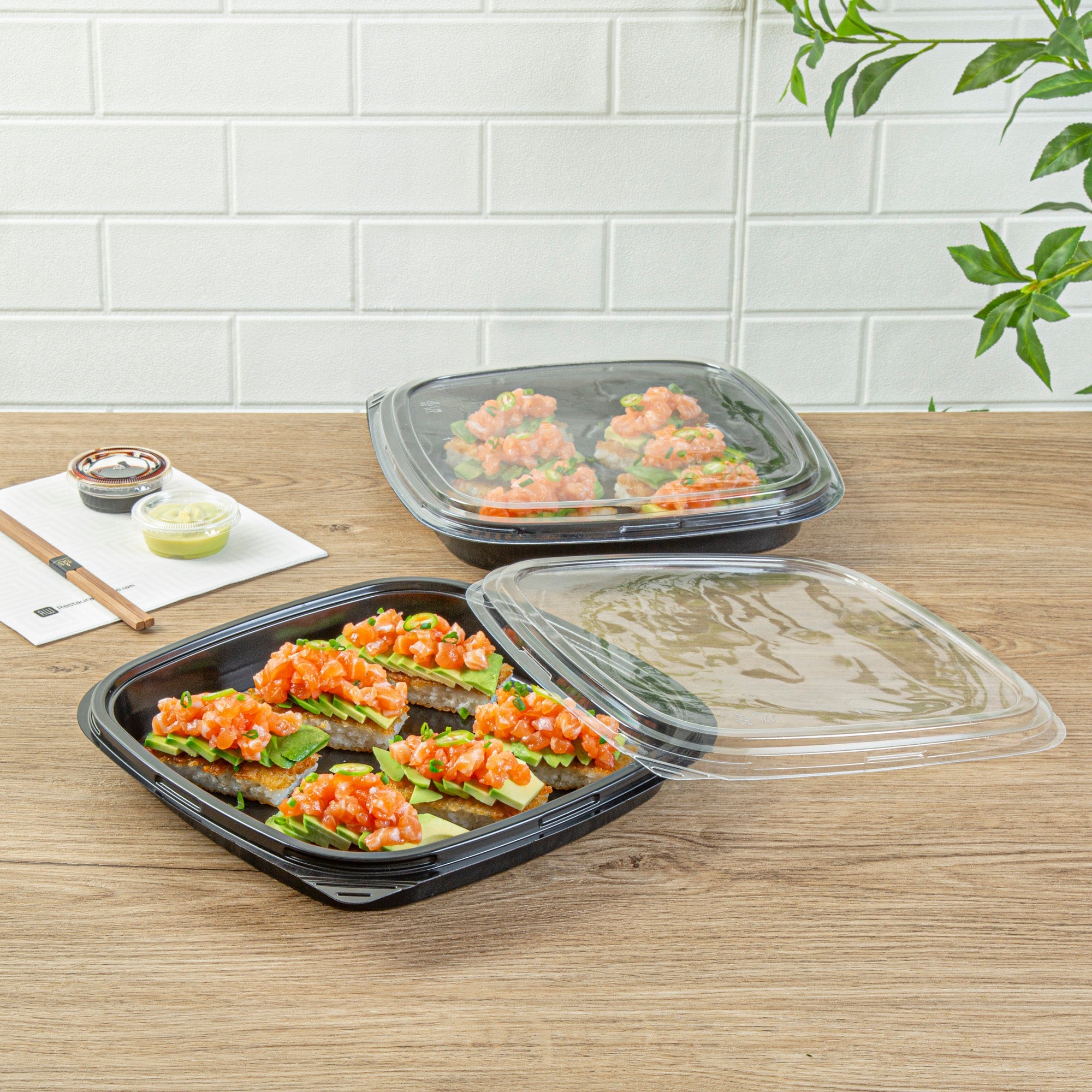 Roku Square Black Plastic Take Out Sushi Tray - with Clear Lid - 10 3/4" x 10 3/4" x 1 3/4" - 100 count box