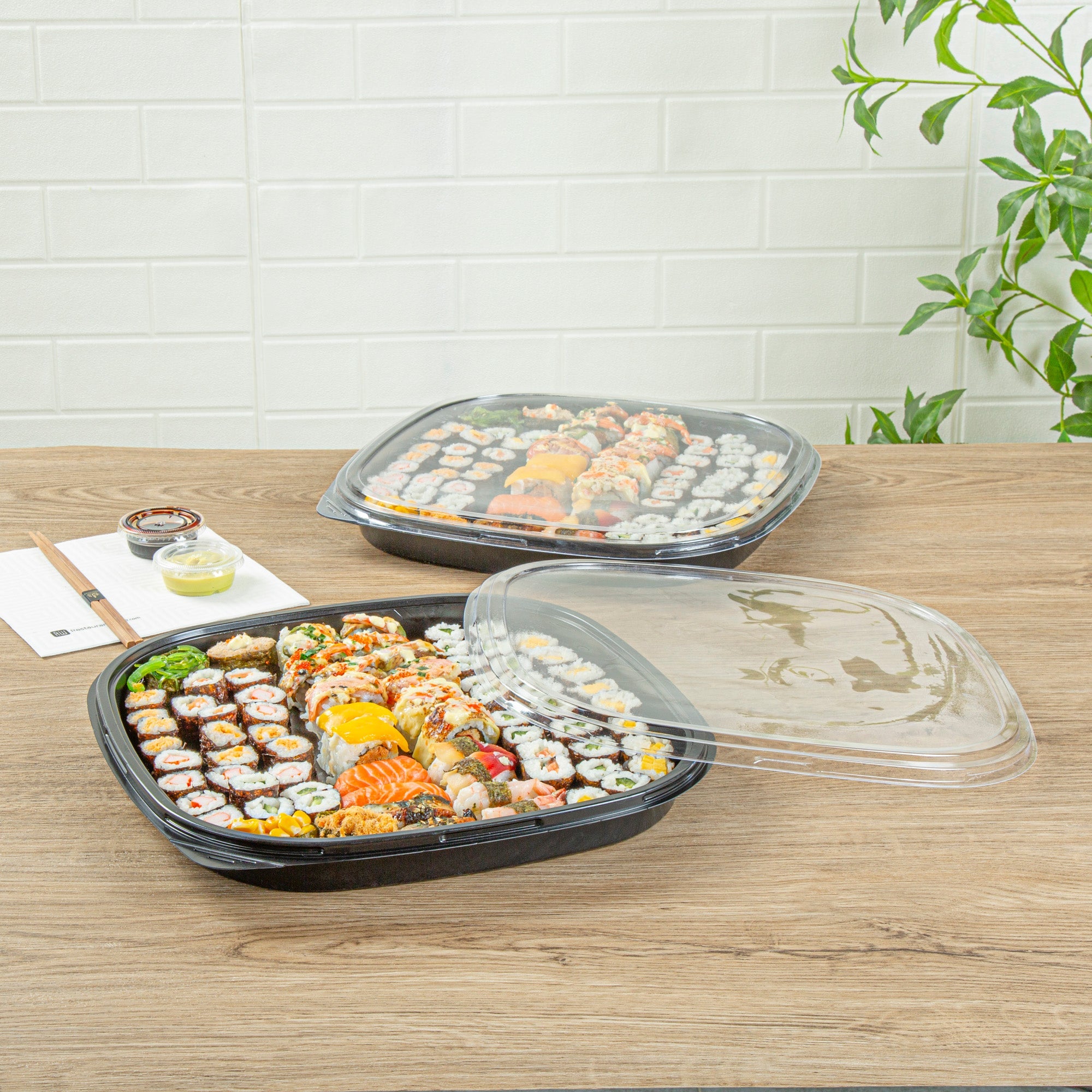 Roku Square Black Plastic Take Out Sushi Tray - with Clear Lid - 13 1/2" x 13 1/2" x 1 3/4" - 50 count box