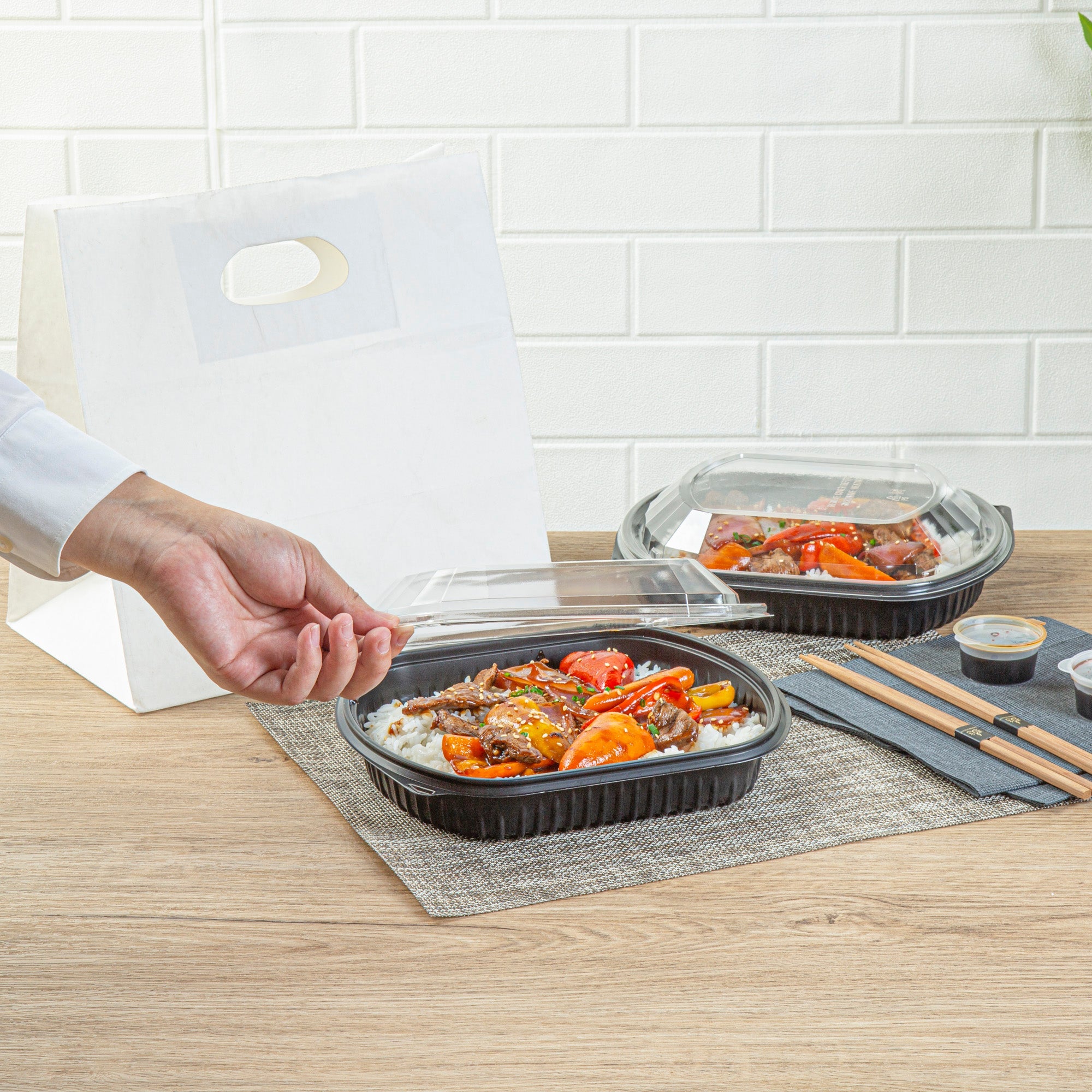 Chef 101 36 oz Rectangle Black Plastic Food Container - with Clear Lid, Microwavable - 9 1/4" x 7 3/4" x 2 3/4" - 100 count box