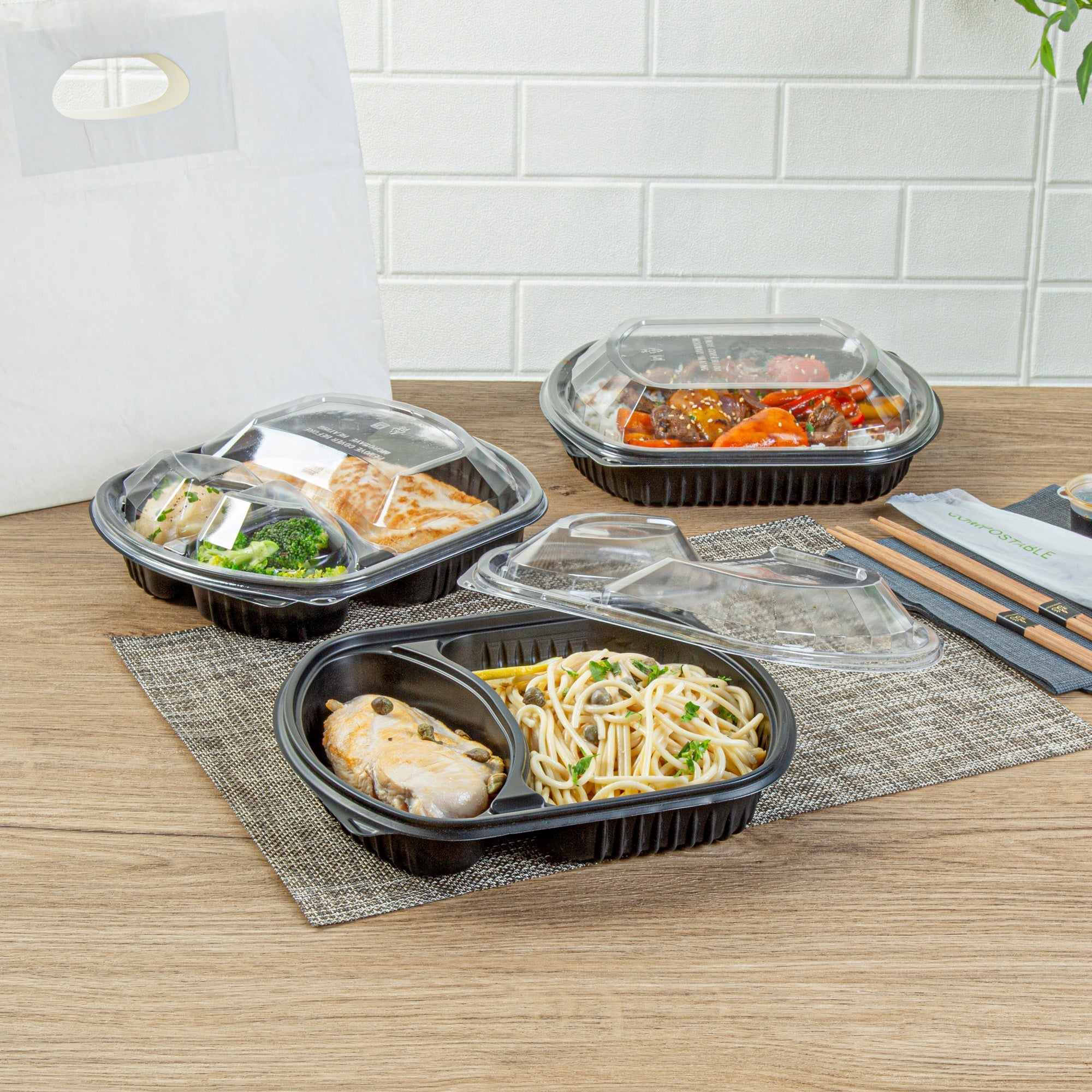 Chef 101 36 oz Rectangle Black Plastic Food Container - with Clear Lid, Microwavable, 2 Compartments - 9 1/4" x 8" x 2 3/4" - 100 count box