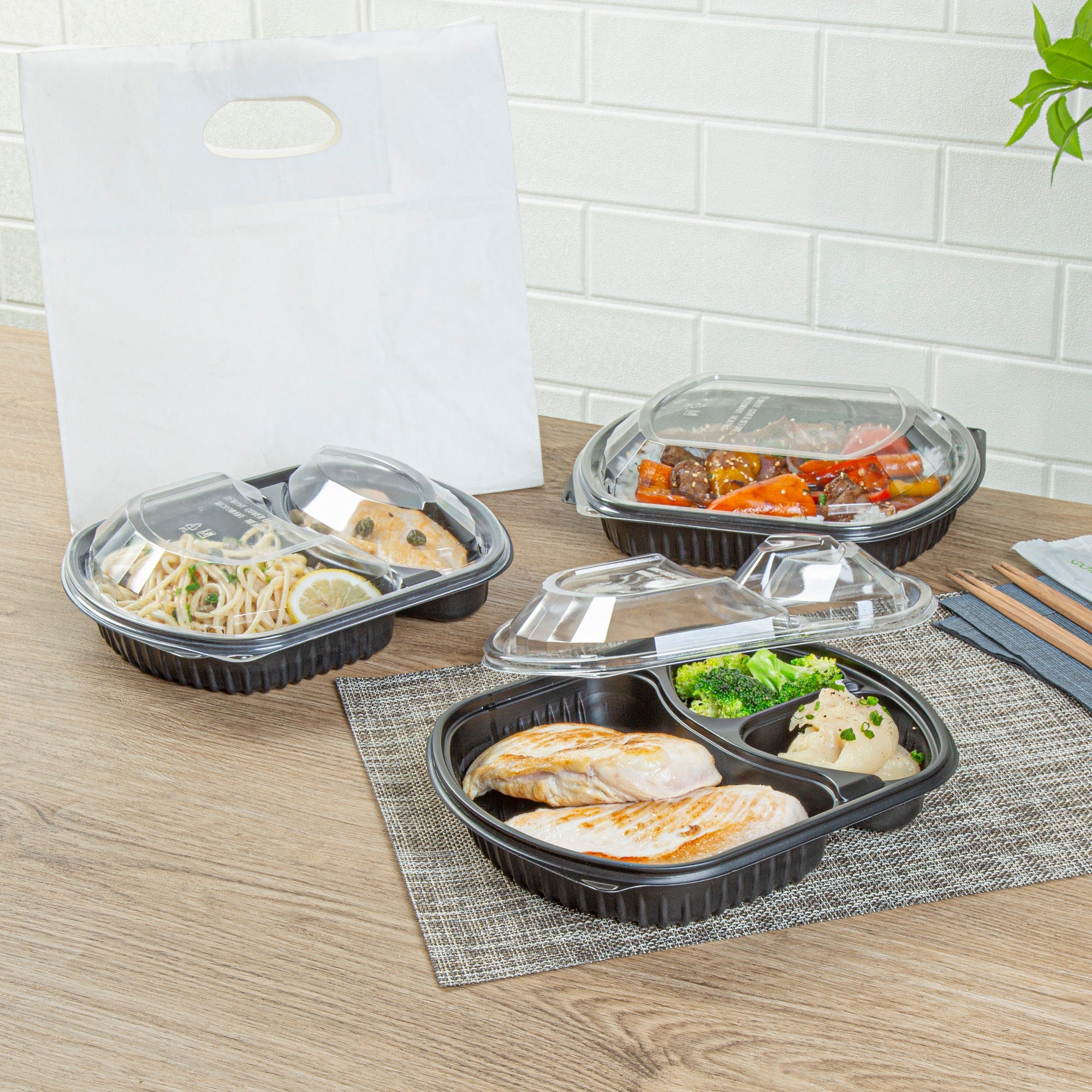 Chef 101 36 oz Rectangle Black Plastic Food Container - with Clear Lid, Microwavable, 3 Compartments - 9 1/4" x 8" x 2 3/4" - 100 count box