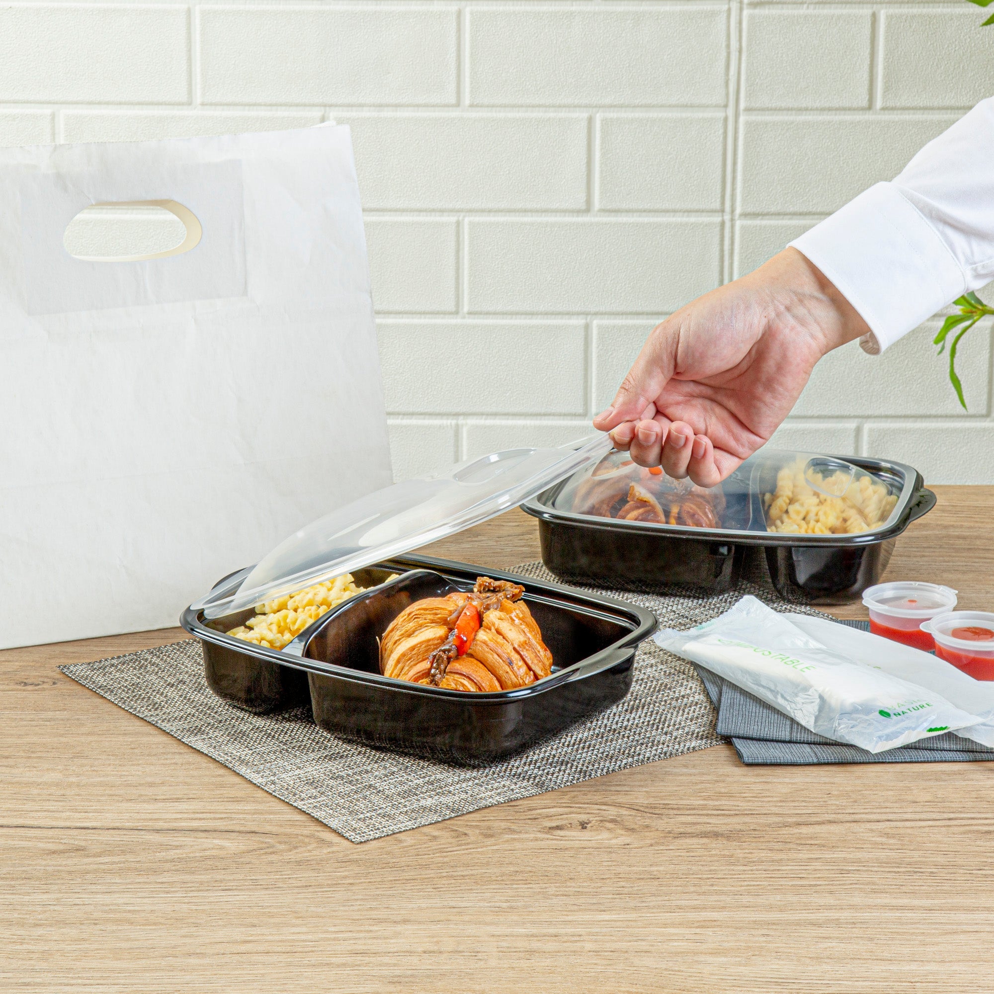 Chef 101 36 oz Rectangle Black Plastic Food Container - with Clear Lid, Microwavable, 2 Compartments - 8 3/4" x 7" x 2 1/4" - 100 count box