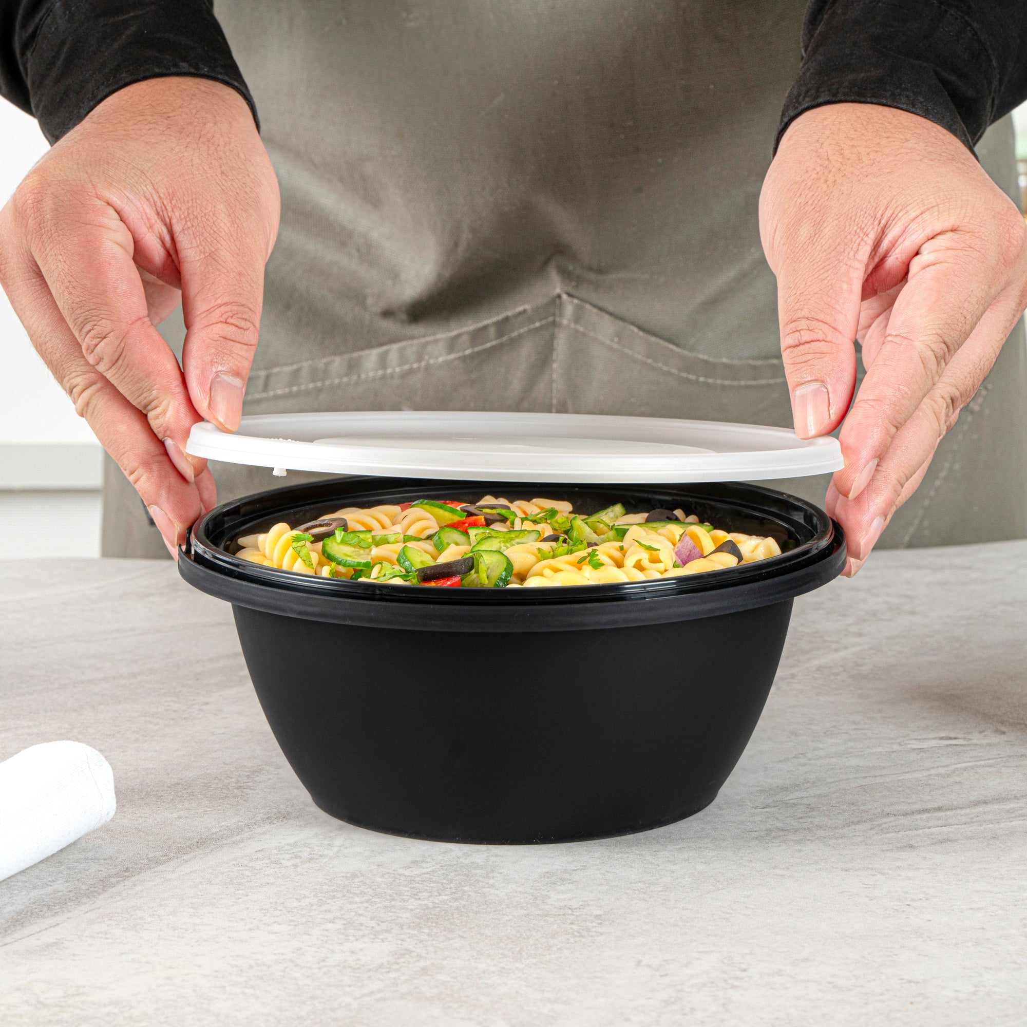 Cater Tek 51 oz Round Black Plastic Catering / Serving Bowl - with Clear Lid, Microwavable - 8" x 8" x 3 1/2" - 25 count box