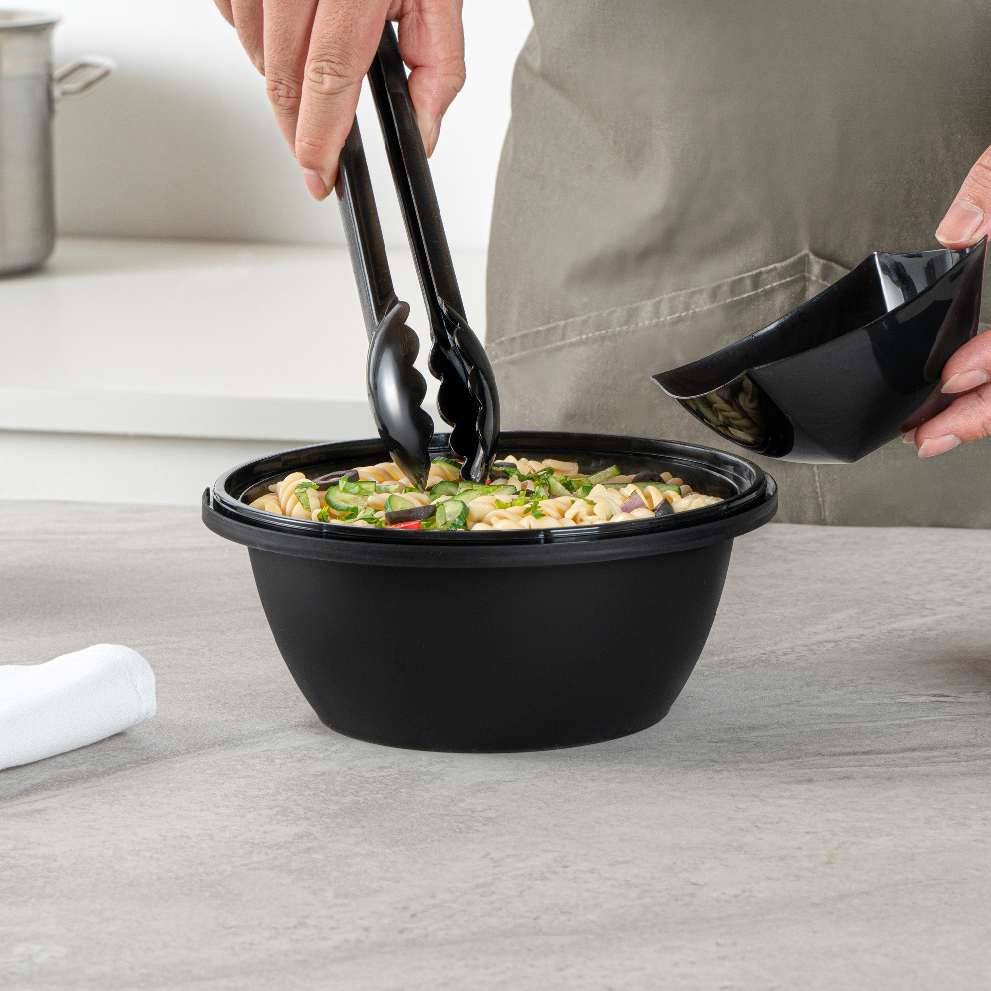 Cater Tek 51 oz Round Black Plastic Catering / Serving Bowl - with Clear Lid, Microwavable - 8" x 8" x 3 1/2" - 25 count box