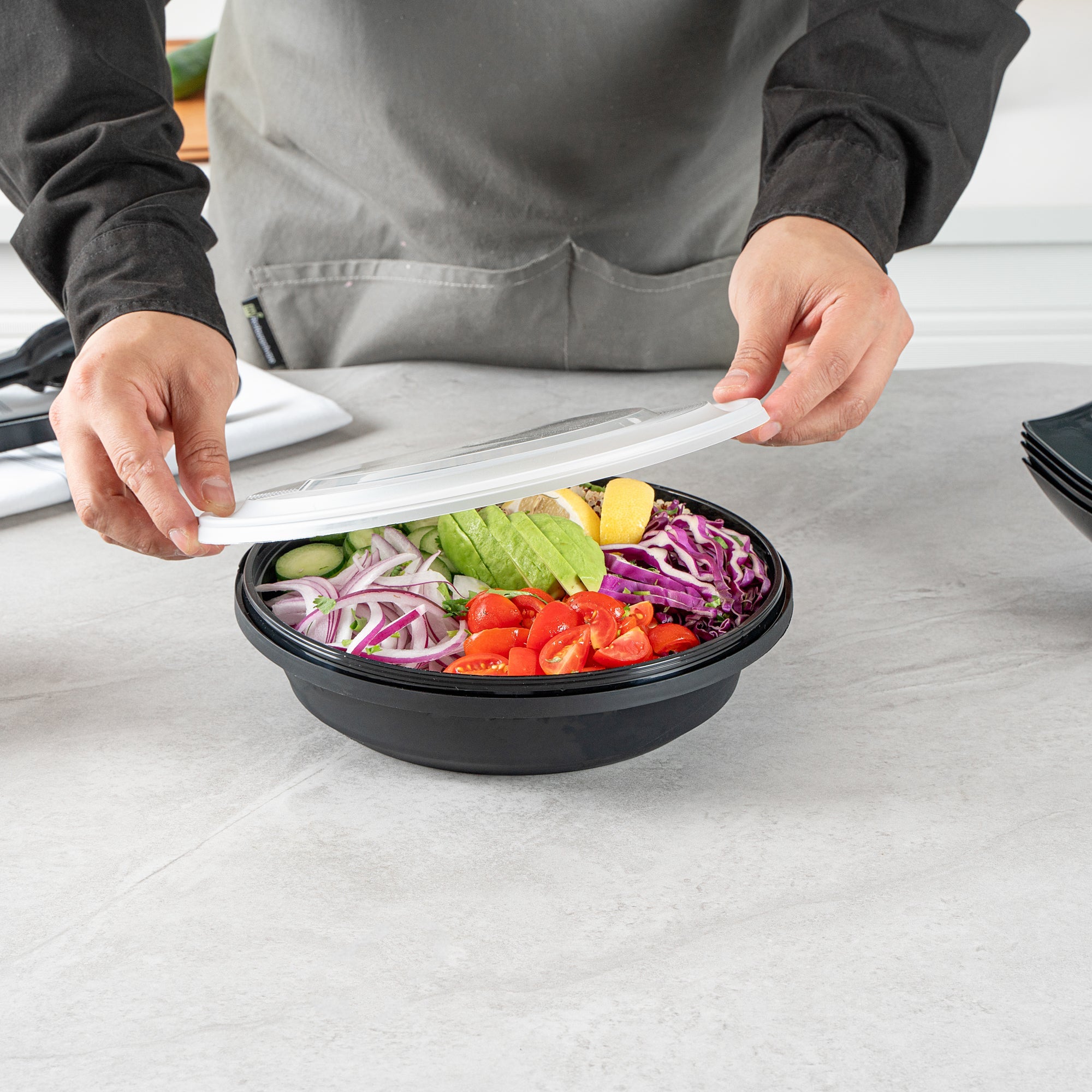 Cater Tek 51 oz Round Black Plastic Catering / Serving Bowl - with Clear Lid, Microwavable - 9 1/4" x 9 1/4" x 3" - 100 count box