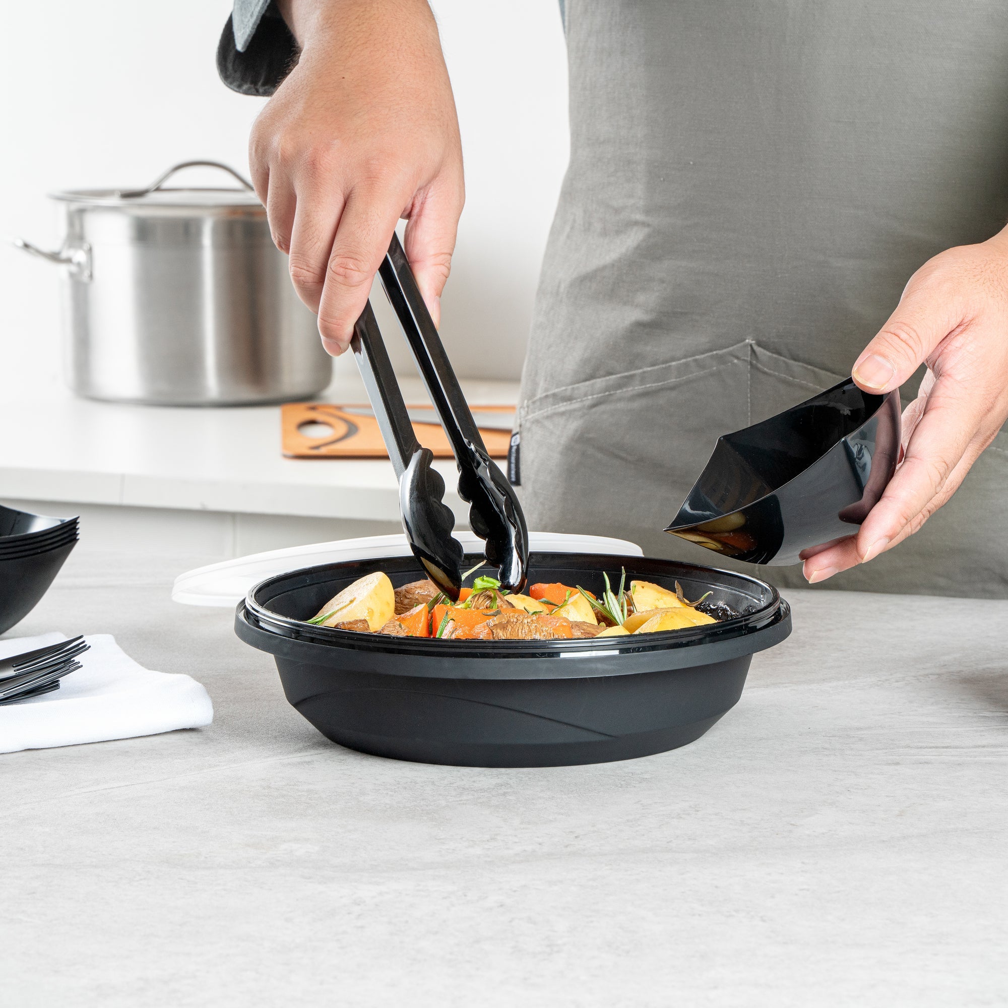 Cater Tek 58 oz Round Black Plastic Catering / Serving Bowl - with Clear Lid, Microwavable - 8" x 8" x 3 3/4" - 100 count box