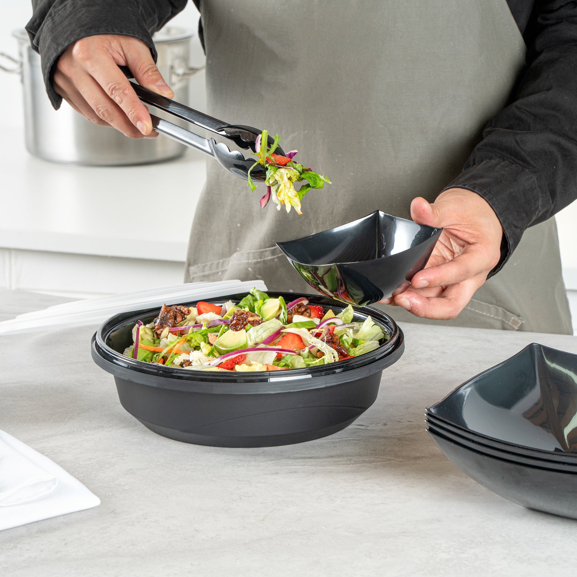 Cater Tek 68 oz Round Black Plastic Catering / Serving Bowl - with Clear Lid, Microwavable - 9 3/4" x 9 3/4" x 3" - 100 count box