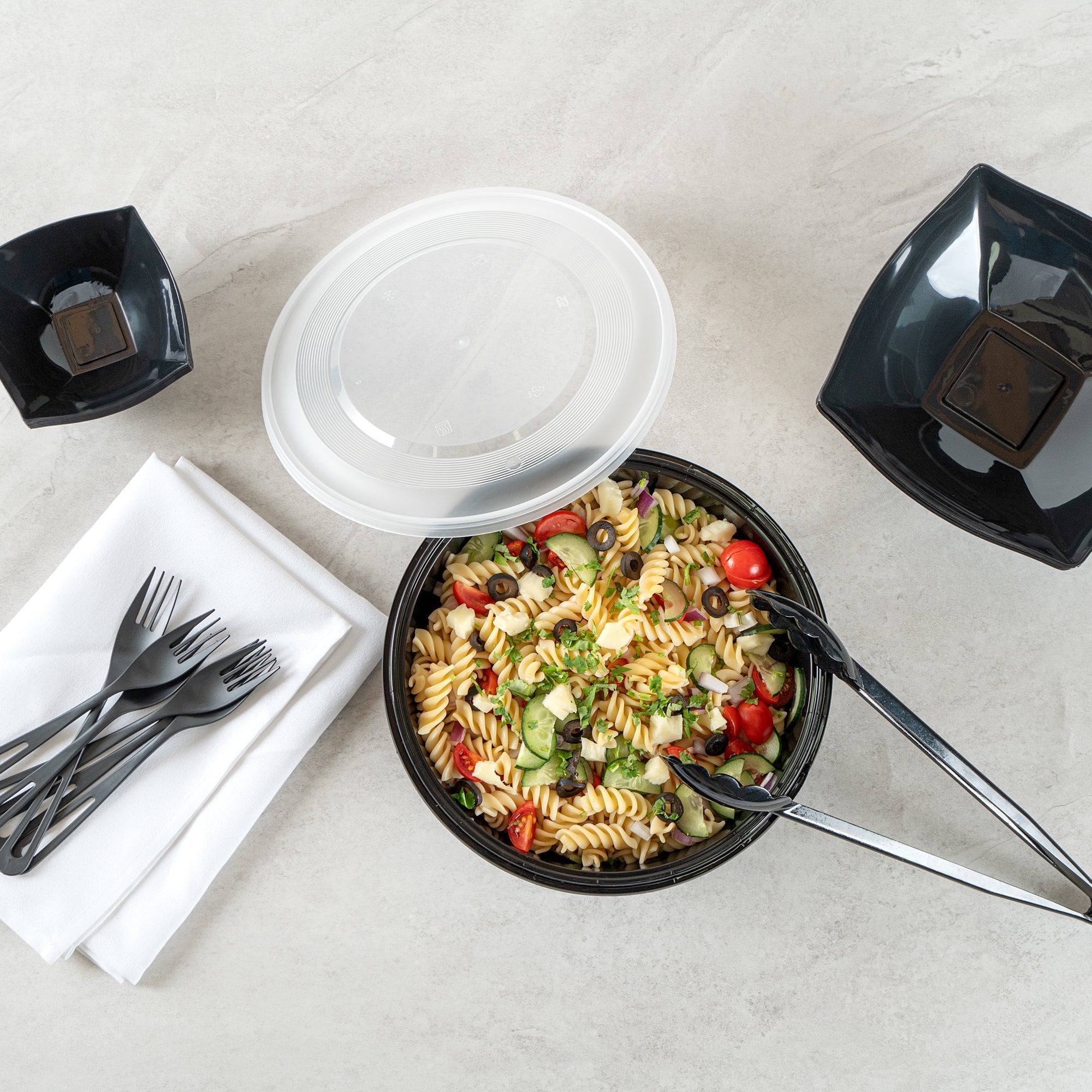 Cater Tek 101 oz Round Black Plastic Catering / Serving Bowl - with Clear Lid, Microwavable - 9 3/4" x 9 3/4" x 4" - 25 count box