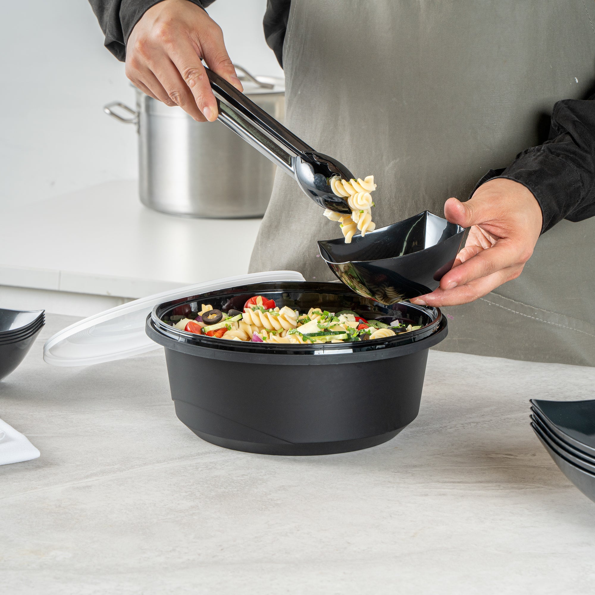 Cater Tek 101 oz Round Black Plastic Catering / Serving Bowl - with Clear Lid, Microwavable - 9 3/4" x 9 3/4" x 4" - 100 count box