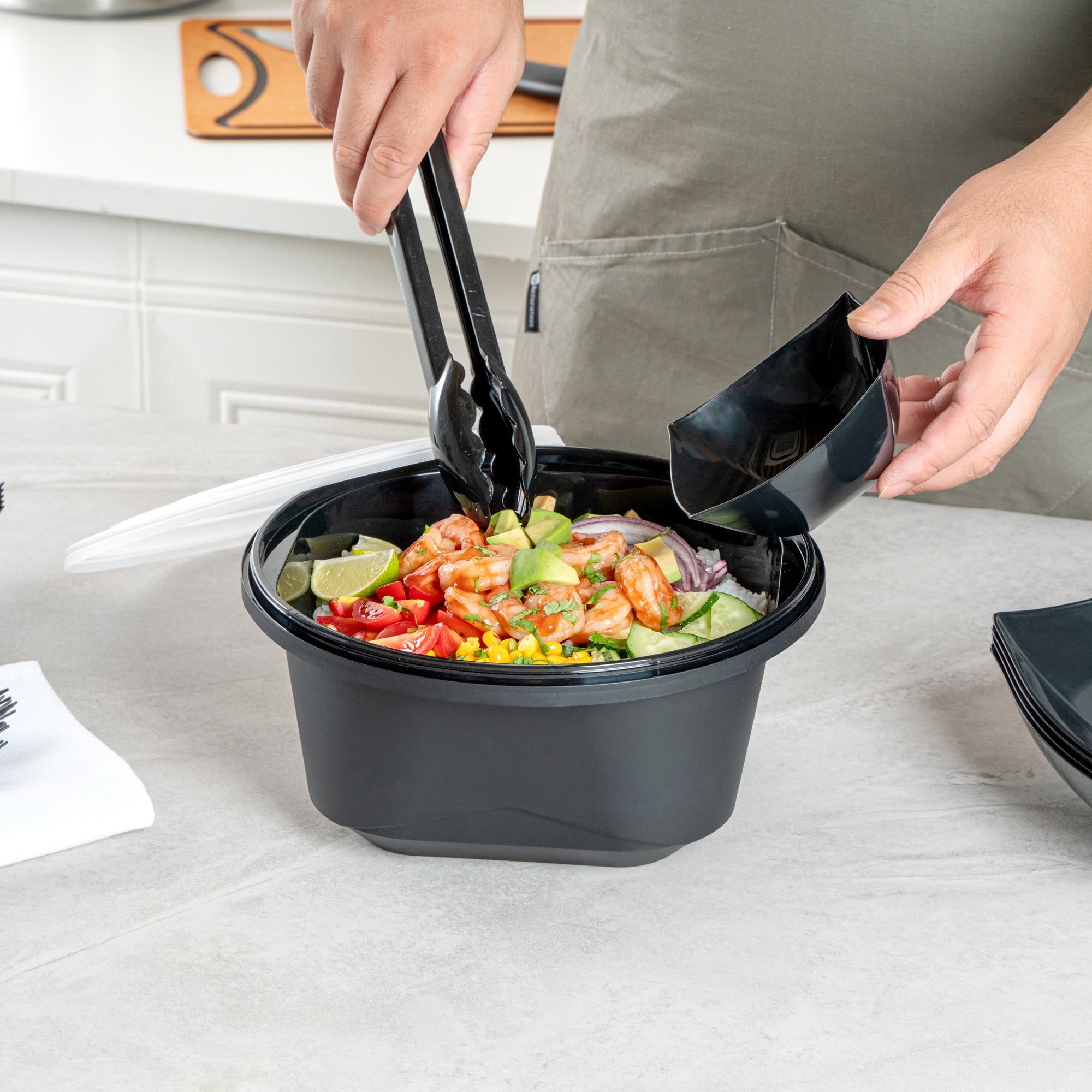 Cater Tek 118 oz Round Black Plastic Catering / Serving Bowl - with Clear Lid, Microwavable - 9 3/4" x 9 3/4" x 4 3/4" - 25 count box