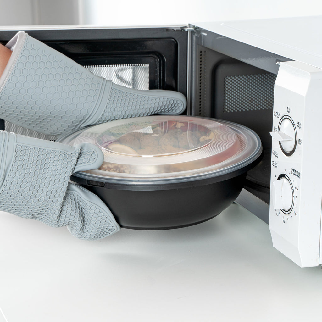 Cater Tek 142 oz Round Black Plastic Catering / Serving Bowl - with Clear Lid, Microwavable - 11 3/4" x 11 3/4" x 4" - 25 count box