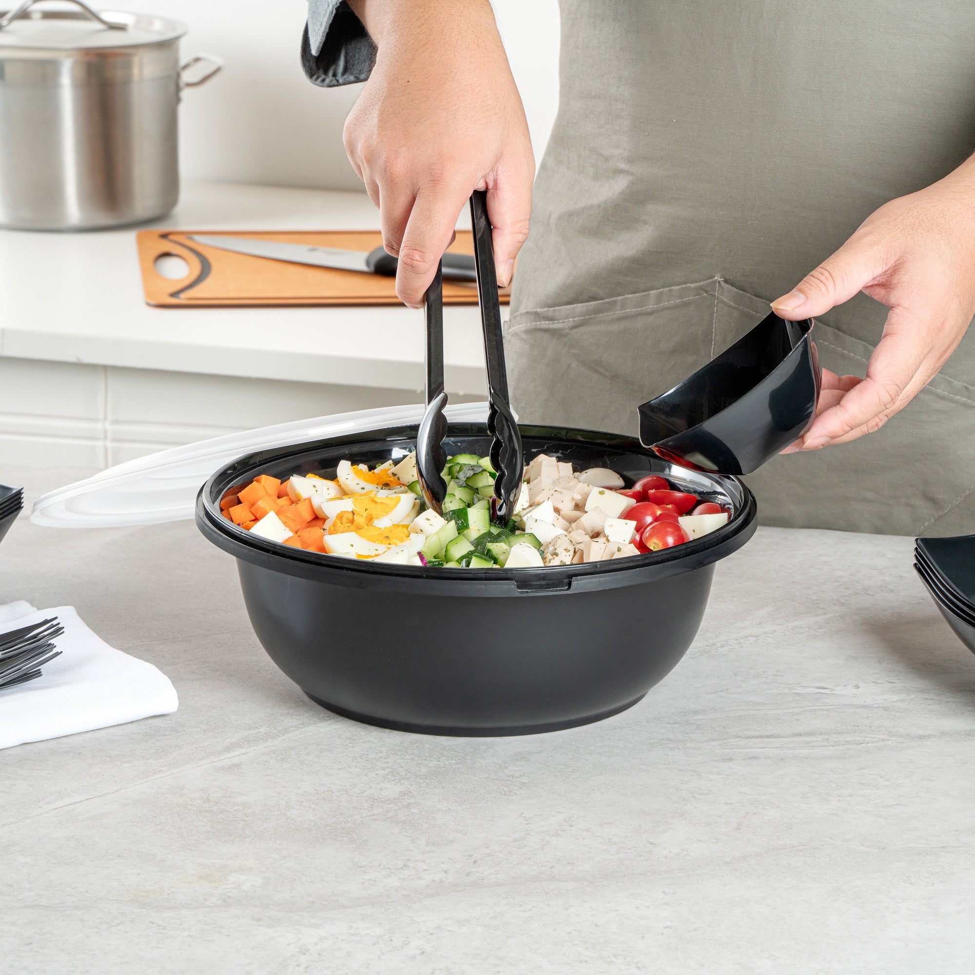 Cater Tek 169 oz Round Black Catering / Serving Bowl - with Clear Lid, Microwavable - 11 3/4" x 11 3/4" x 4 1/2" - 25 count box