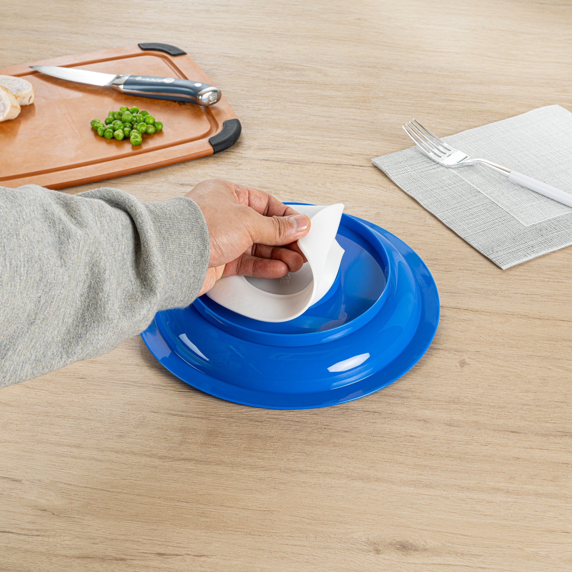 Adapt Tek Round Blue Plastic Scoop Plate - Spillproof, with Suction Base - 9" x 9" x 2 1/4" - 1 count box