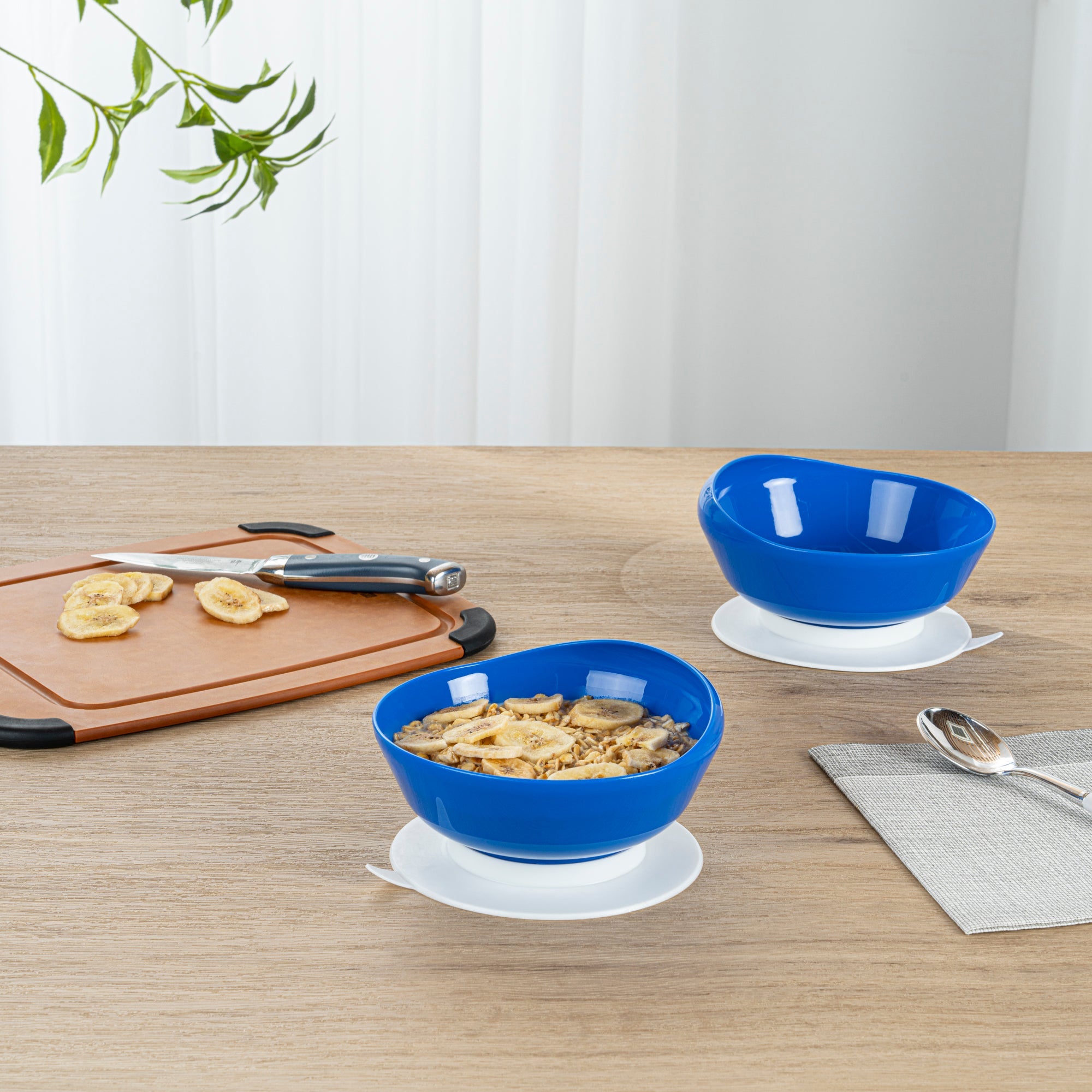 Adapt Tek 19 oz Round Blue Plastic Scoop Bowl - Spillproof, with Suction Base - 5 3/4" x 5 3/4" x 3" - 1 count box