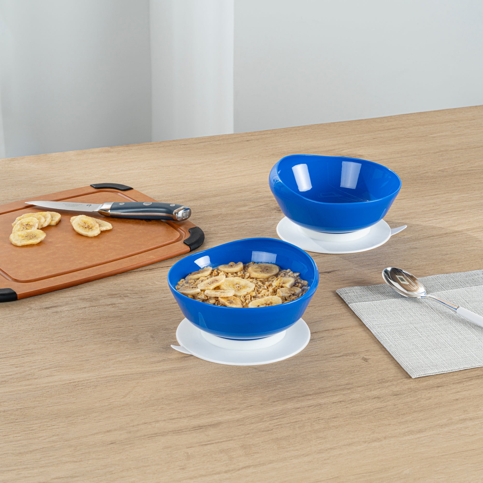 Adapt Tek 19 oz Round Blue Plastic Scoop Bowl - Spillproof, with Suction Base - 5 3/4" x 5 3/4" x 3" - 1 count box