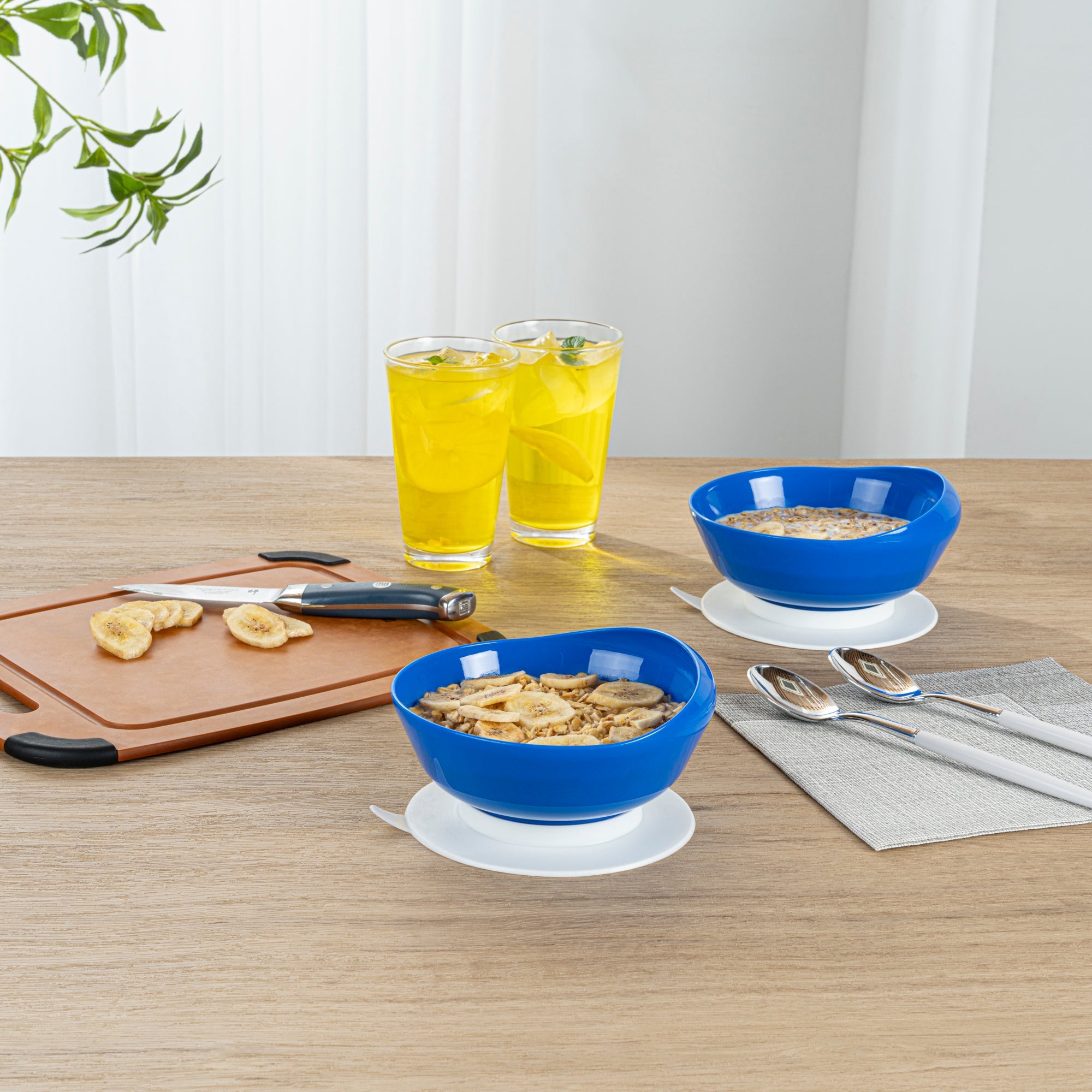 Adapt Tek 19 oz Round Blue Plastic Scoop Bowl - Spillproof, with Suction Base - 5 3/4" x 5 3/4" x 3" - 1 count box