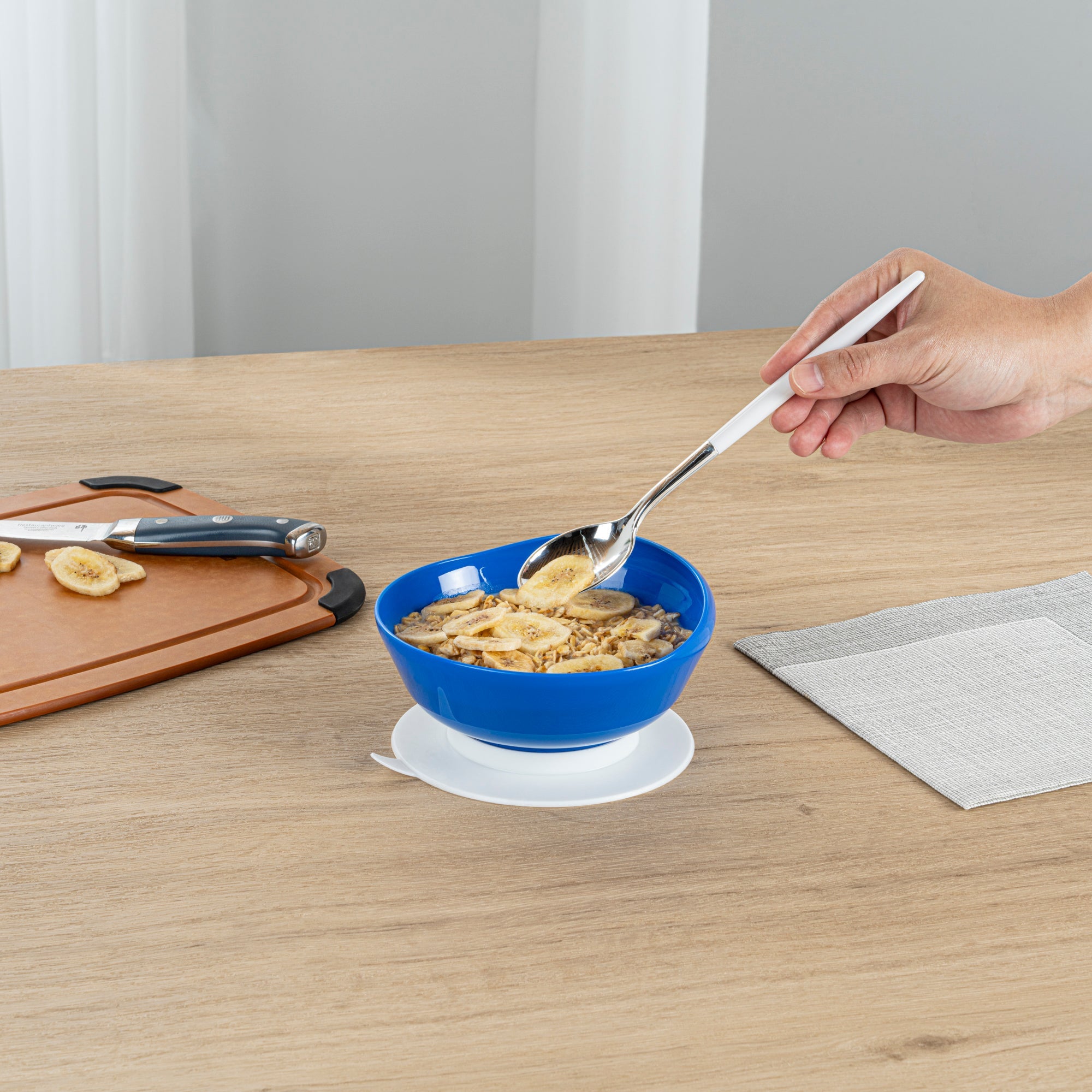 Adapt Tek 19 oz Round Blue Plastic Scoop Bowl - Spillproof, with Suction Base - 5 3/4" x 5 3/4" x 3" - 20 count box