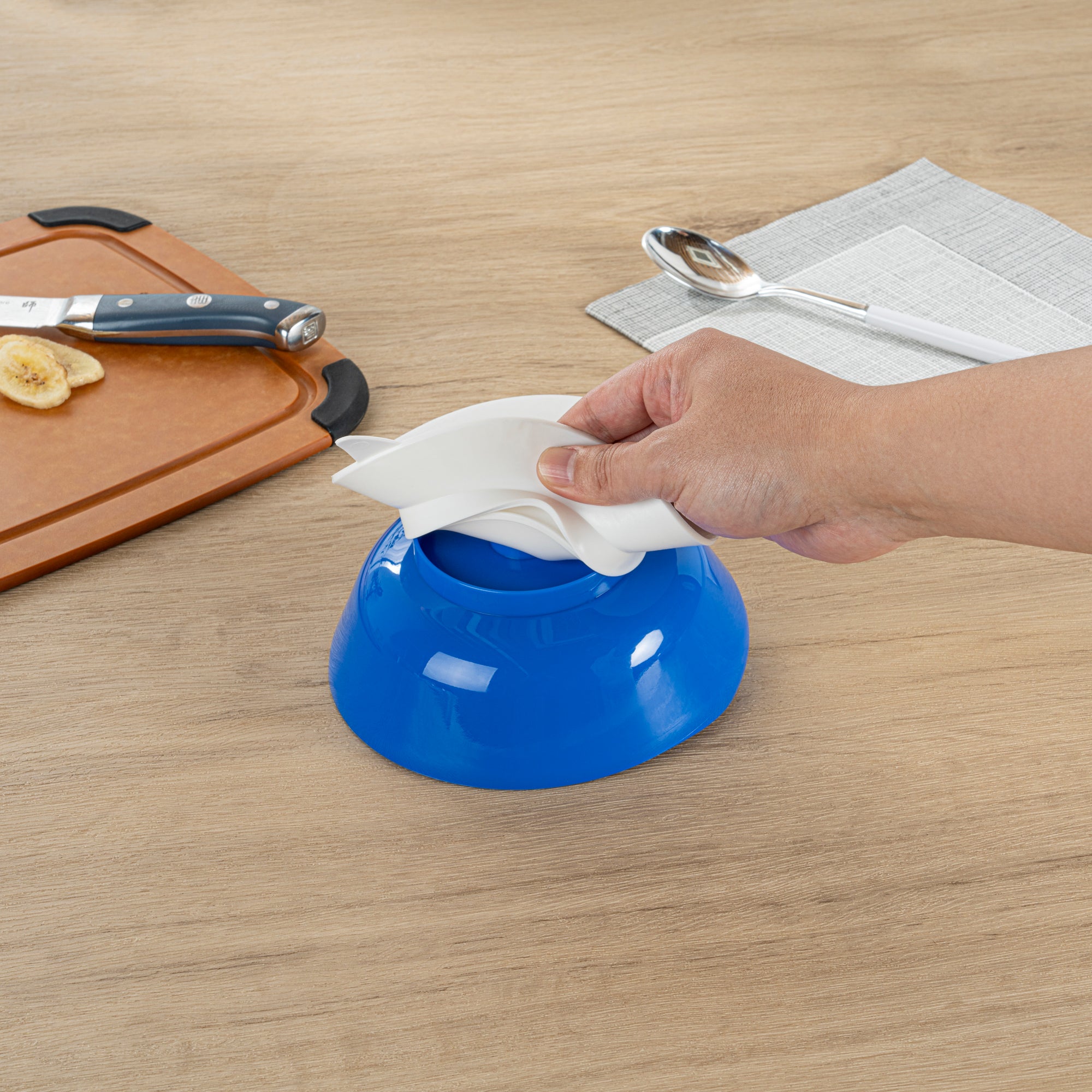 Adapt Tek 19 oz Round Blue Plastic Scoop Bowl - Spillproof, with Suction Base - 5 3/4" x 5 3/4" x 3" - 20 count box