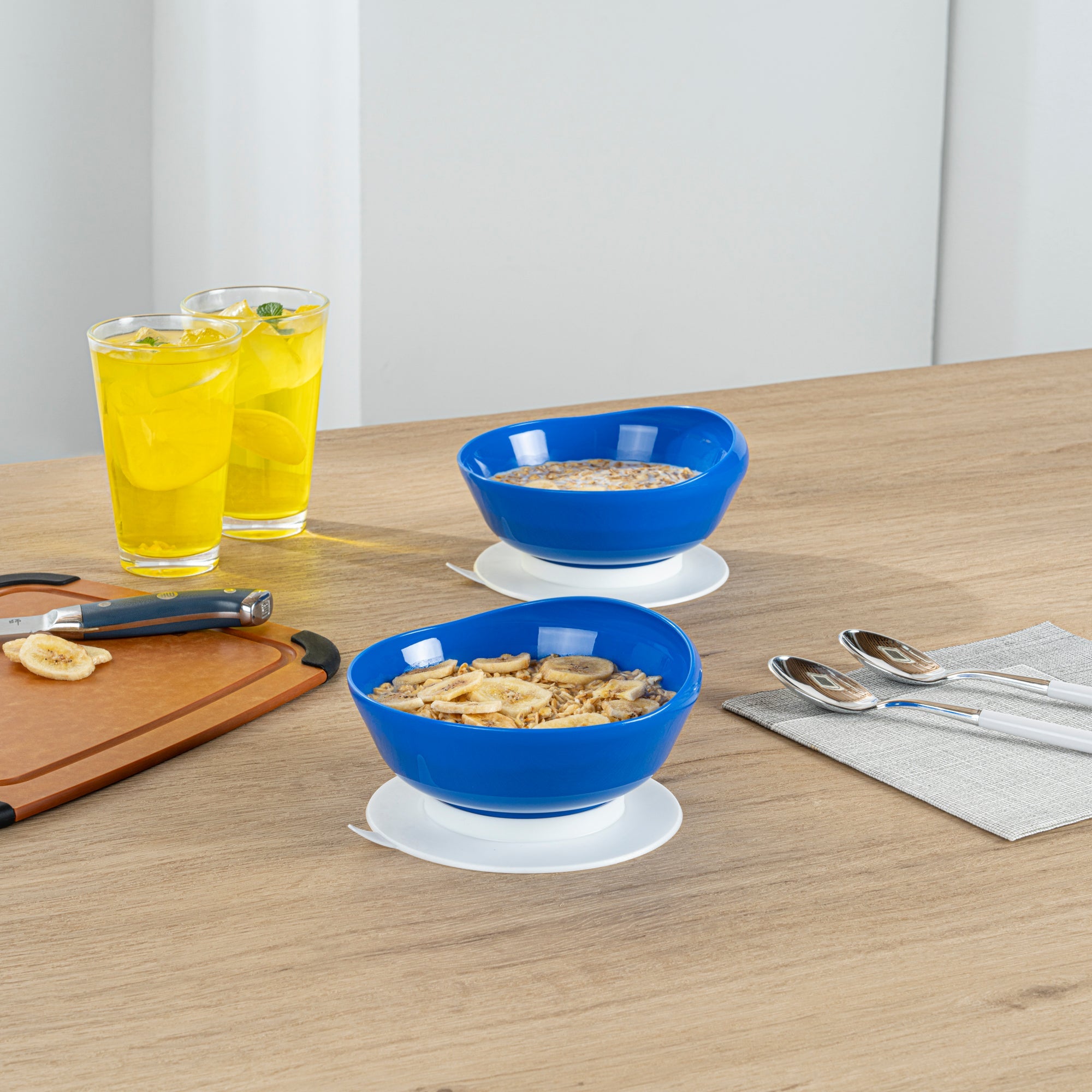 Adapt Tek 19 oz Round Blue Plastic Scoop Bowl - Spillproof, with Suction Base - 5 3/4" x 5 3/4" x 3" - 20 count box