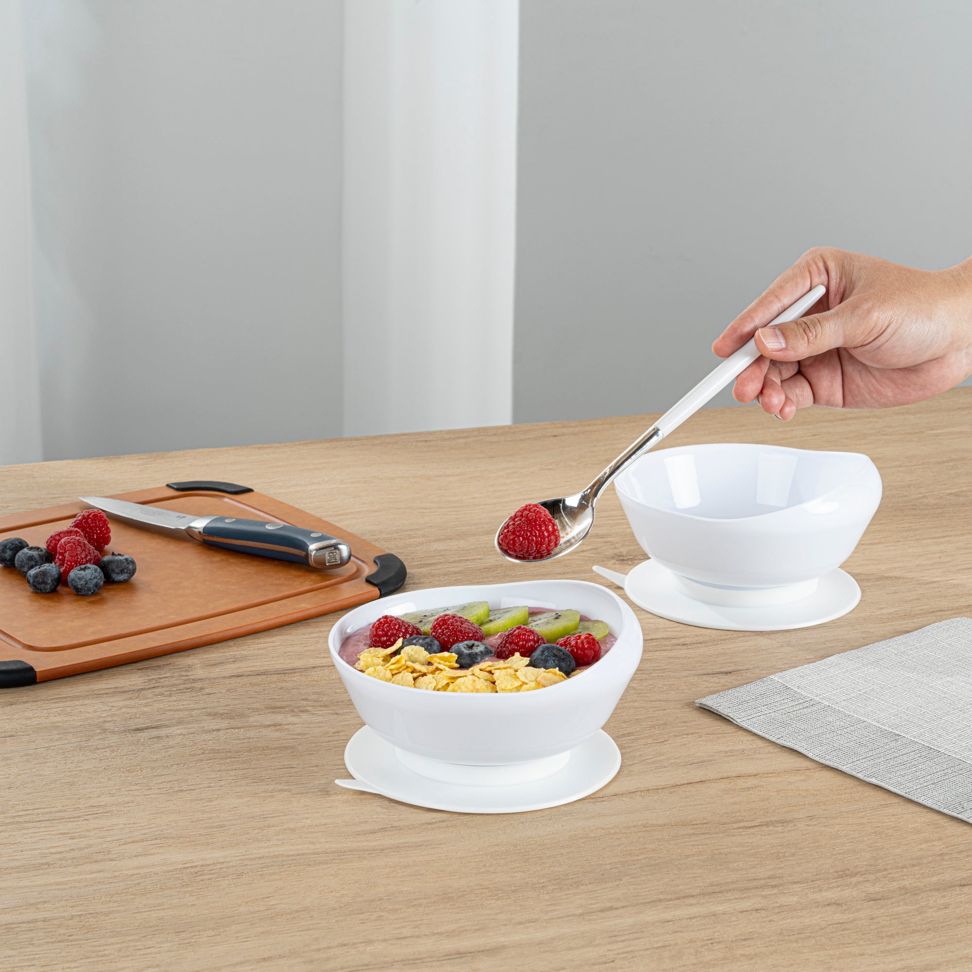 Adapt Tek 19 oz Round White Plastic Scoop Bowl - Spillproof, with Suction Base - 5 3/4" x 5 3/4" x 3" - 1 count box