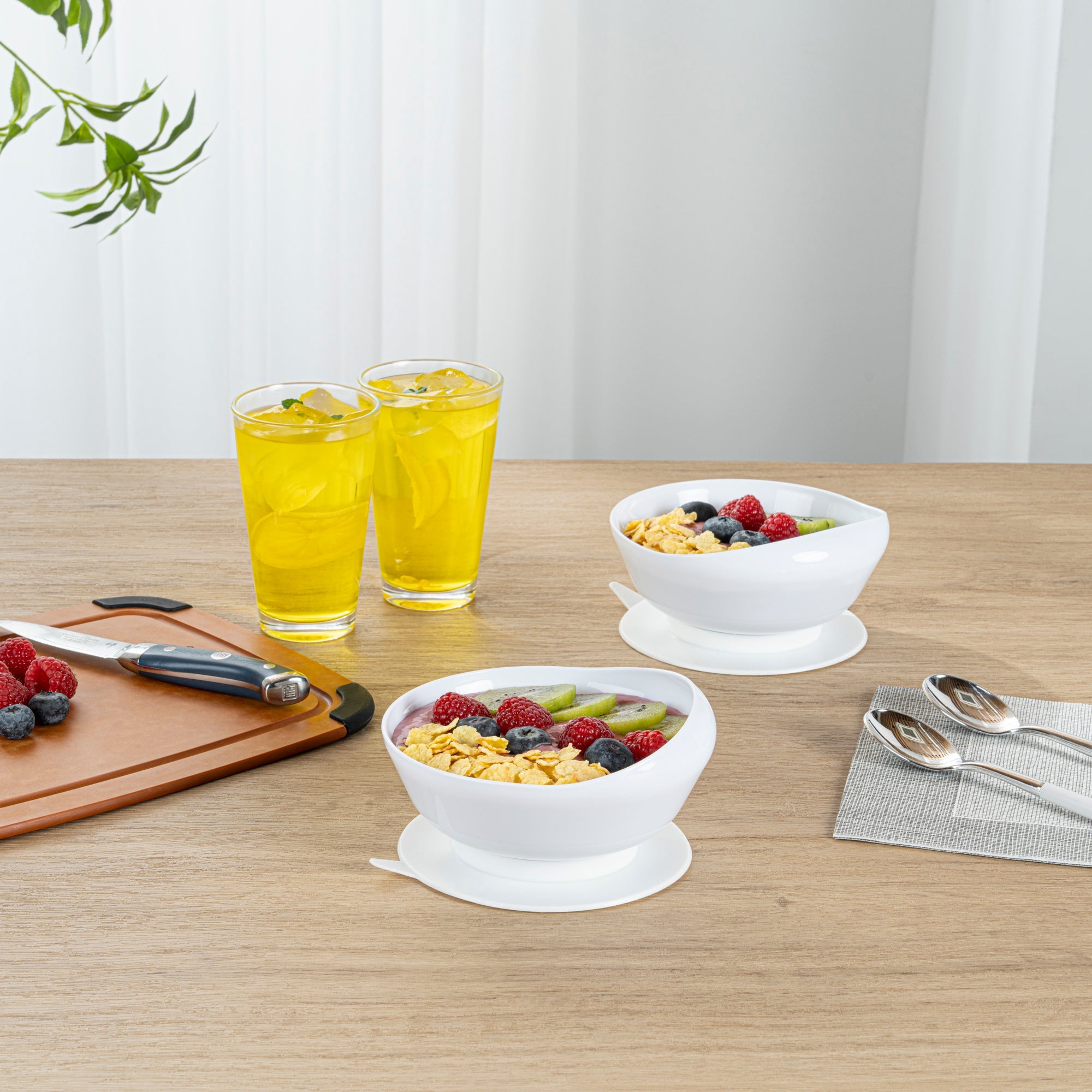 Adapt Tek 19 oz Round White Plastic Scoop Bowl - Spillproof, with Suction Base - 5 3/4" x 5 3/4" x 3" - 1 count box