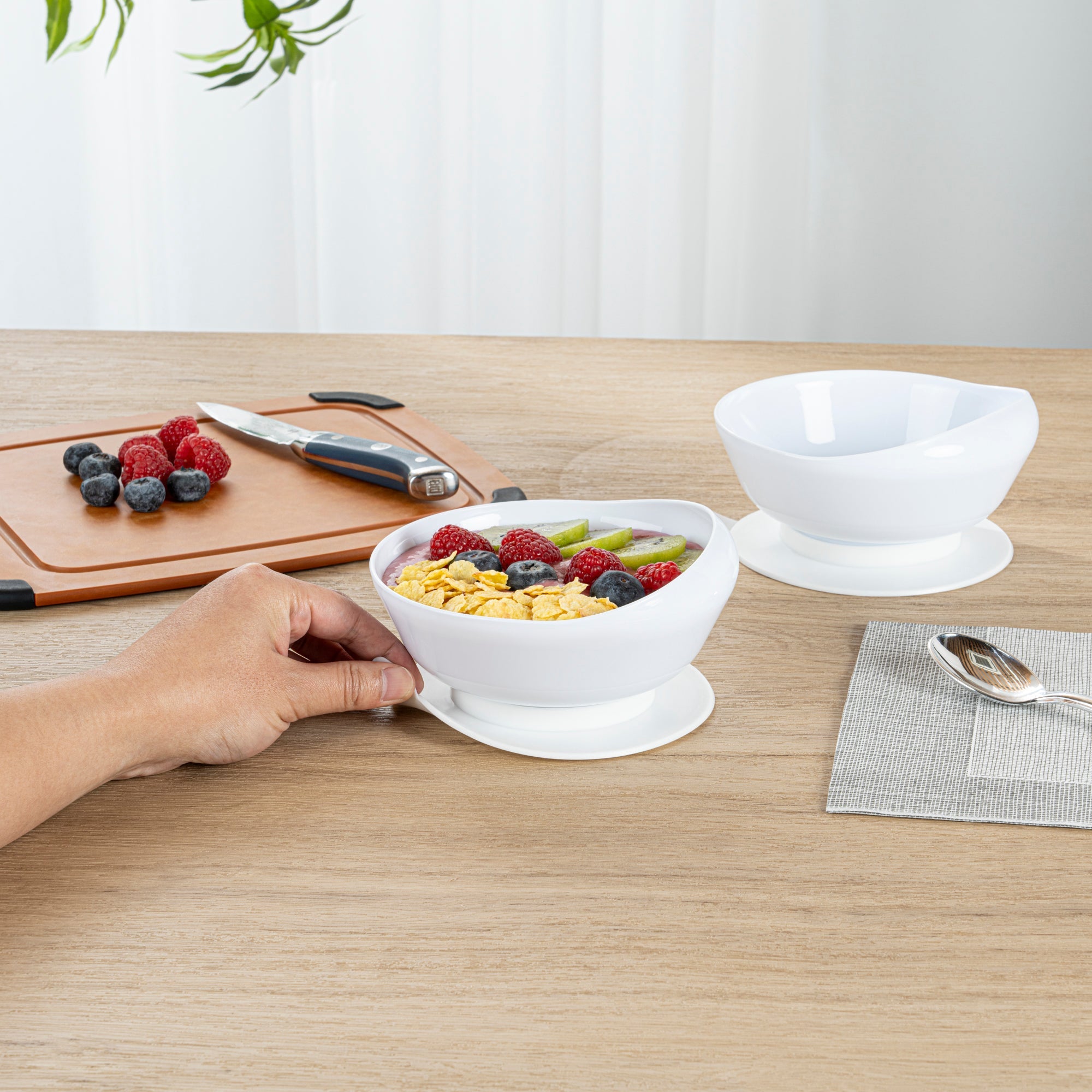 Adapt Tek 19 oz Round White Plastic Scoop Bowl - Spillproof, with Suction Base - 5 3/4" x 5 3/4" x 3" - 20 count box