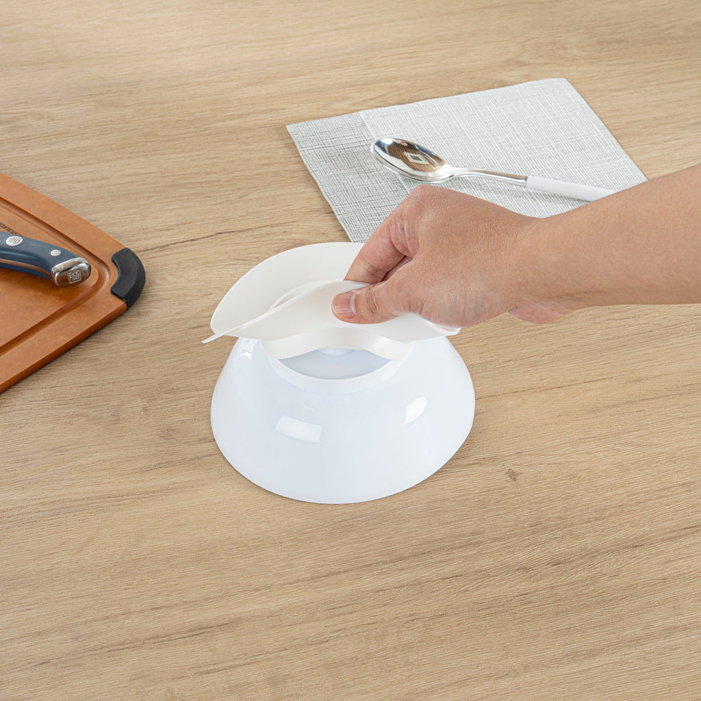 Adapt Tek 19 oz Round White Plastic Scoop Bowl - Spillproof, with Suction Base - 5 3/4" x 5 3/4" x 3" - 20 count box