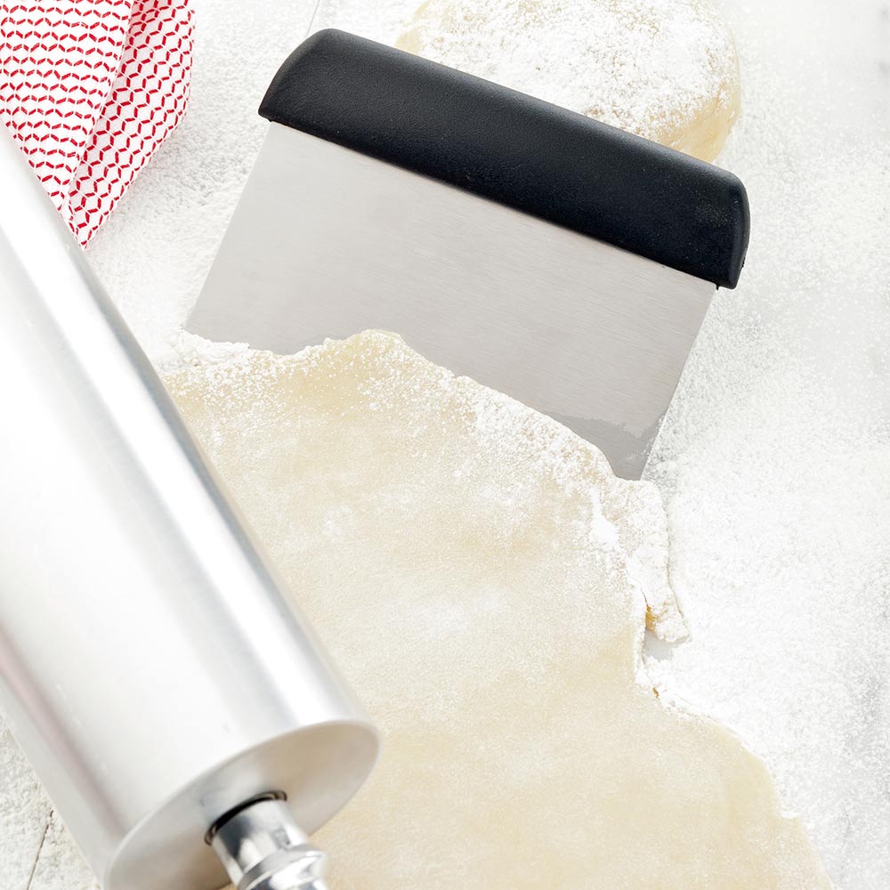 Met Lux Stainless Steel Dough Scraper - with Plastic Handle - 4 1/2" x 6 1/4" x 3/4" - 1 count box
