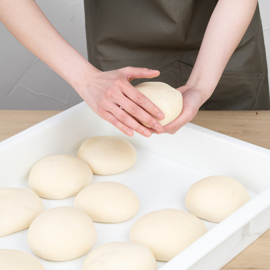 Pizzaly White Plastic Pizza Dough Proofing Box - 26" x 18" x 3" - 1 count box