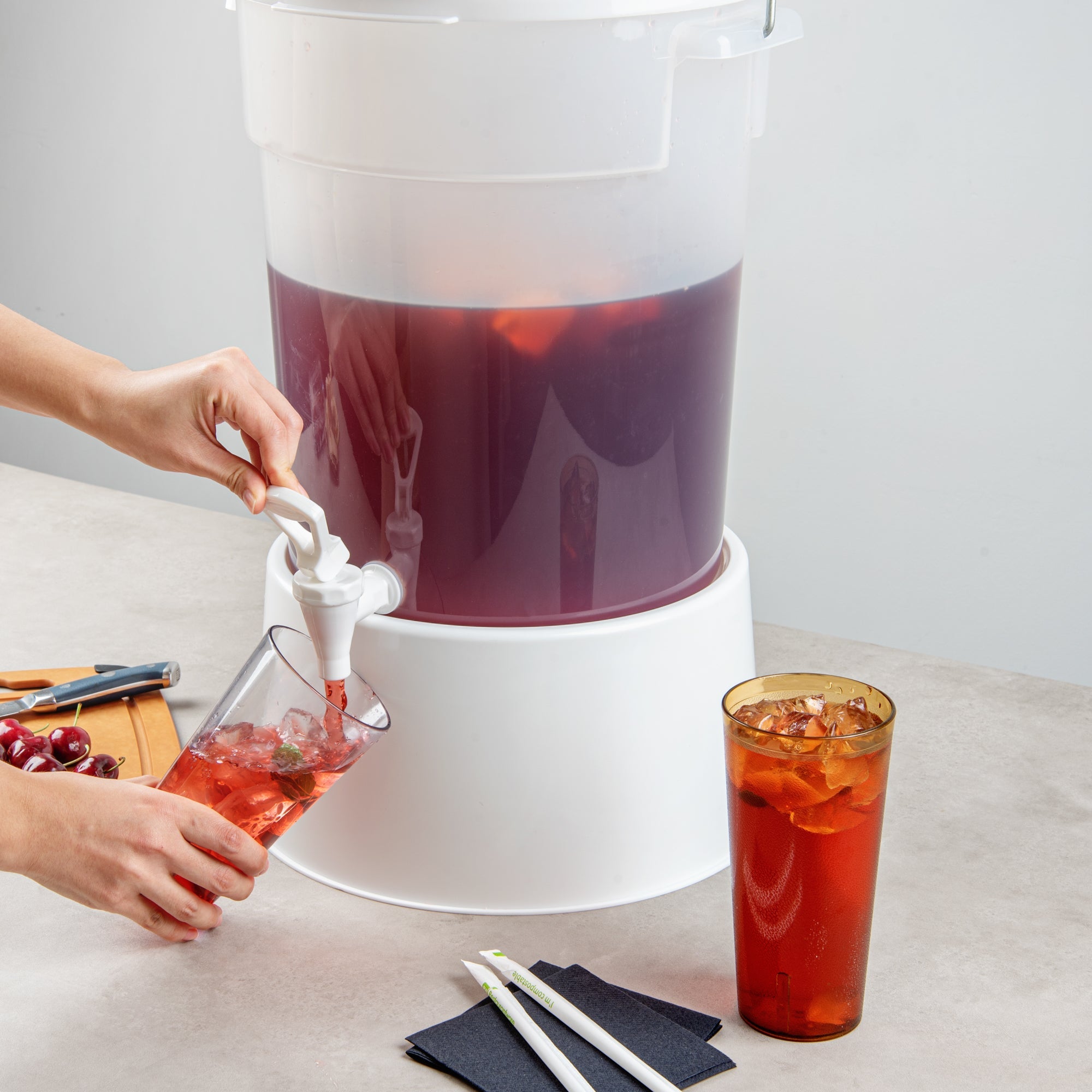 Bev Tek 6 gal Round Clear Plastic Beverage Dispenser - 12 1/4" x 12 1/4" x 15" - 4 count box