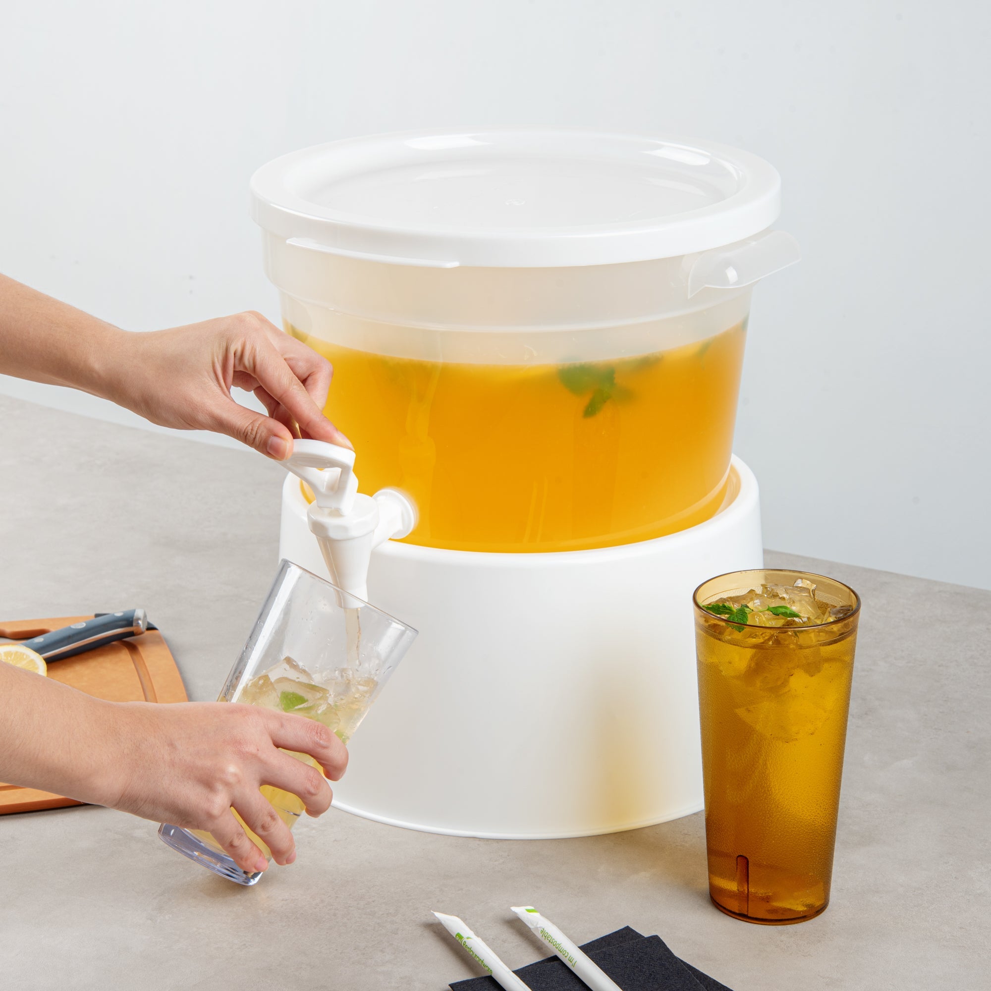 Bev Tek Round White Plastic Beverage Dispenser Base - For 3 and 6 gal Dispenser - 10 1/2" x 10 1/2" x 6 1/2" - 4 count box