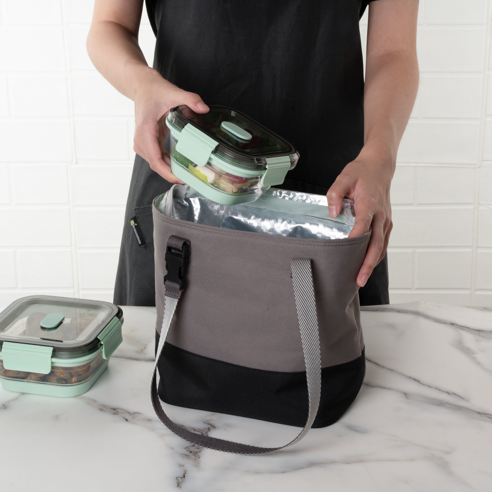 Fresh Hero 17 oz Green Plastic Airtight Food Storage Container - with Vented Lid, Collapsible - 5 1/2" x 5 1/2" x 2 3/4" - 1 count box