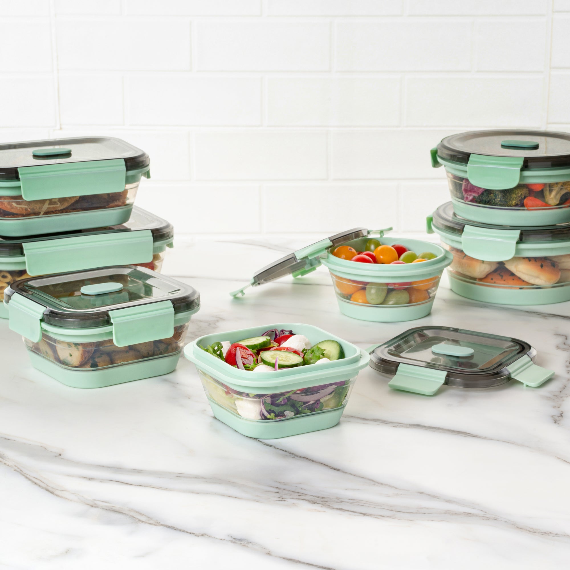 Fresh Hero 17 oz Green Plastic Airtight Food Storage Container - with Vented Lid, Collapsible - 5 1/2" x 5 1/2" x 2 3/4" - 1 count box