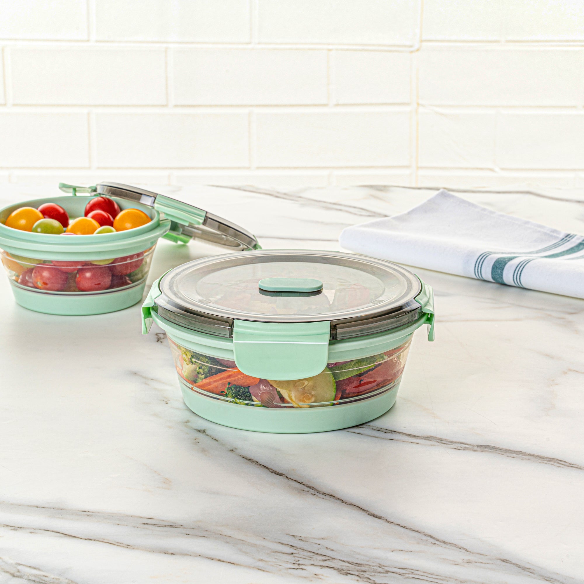 Fresh Hero 27 oz Green Plastic Airtight Food Storage Container - with Vented Lid, Collapsible - 6 3/4" x 6 3/4" x 2 3/4" - 1 count box