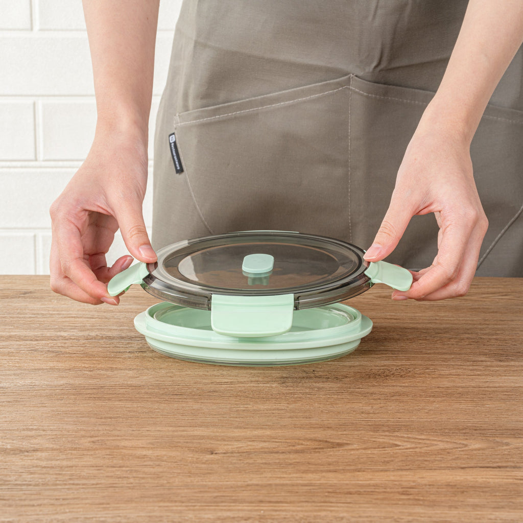 Fresh Hero 27 oz Green Plastic Airtight Food Storage Container - with Vented Lid, Collapsible - 6 3/4" x 6 3/4" x 2 3/4" - 1 count box