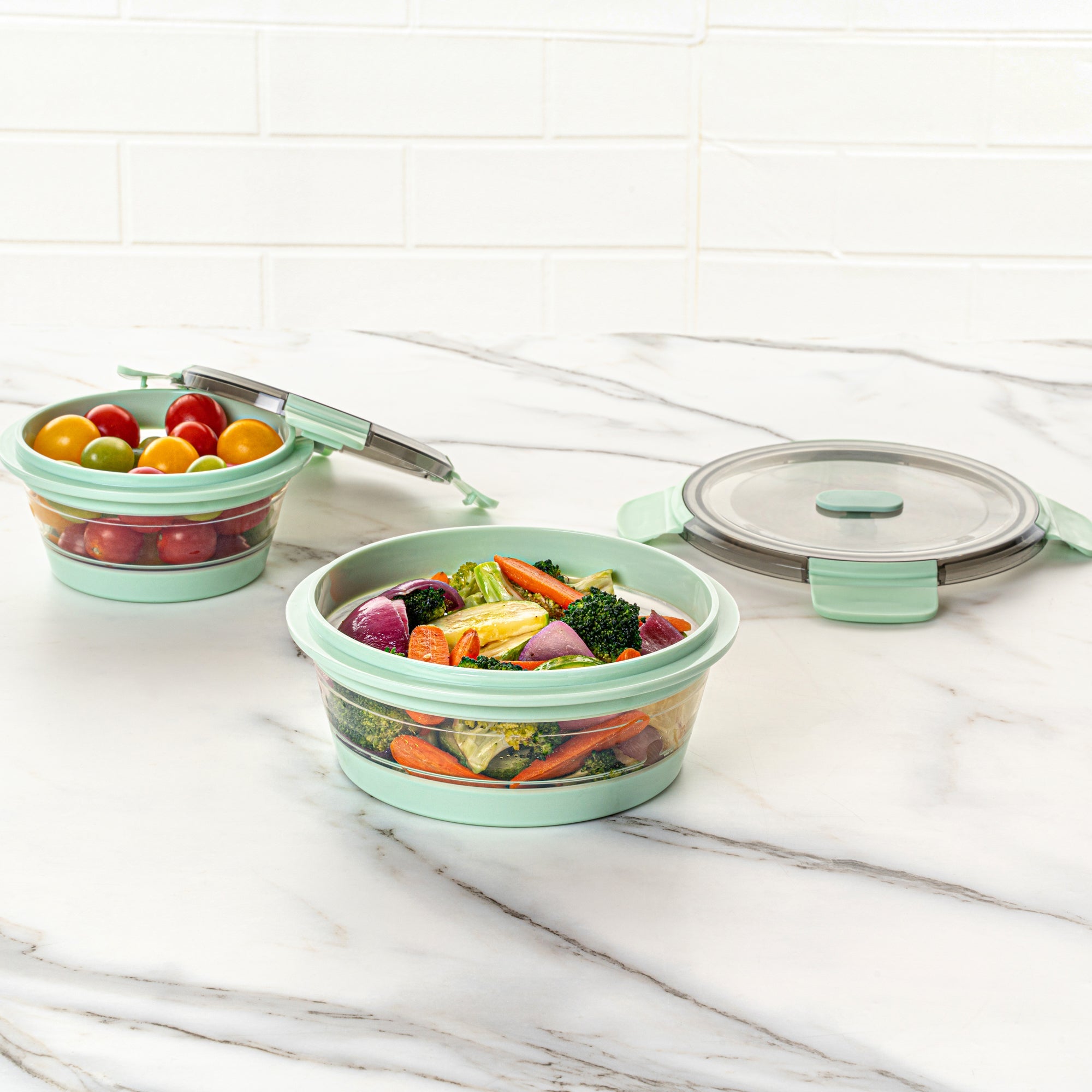 Fresh Hero 27 oz Green Plastic Airtight Food Storage Container - with Vented Lid, Collapsible - 6 3/4" x 6 3/4" x 2 3/4" - 20 count box