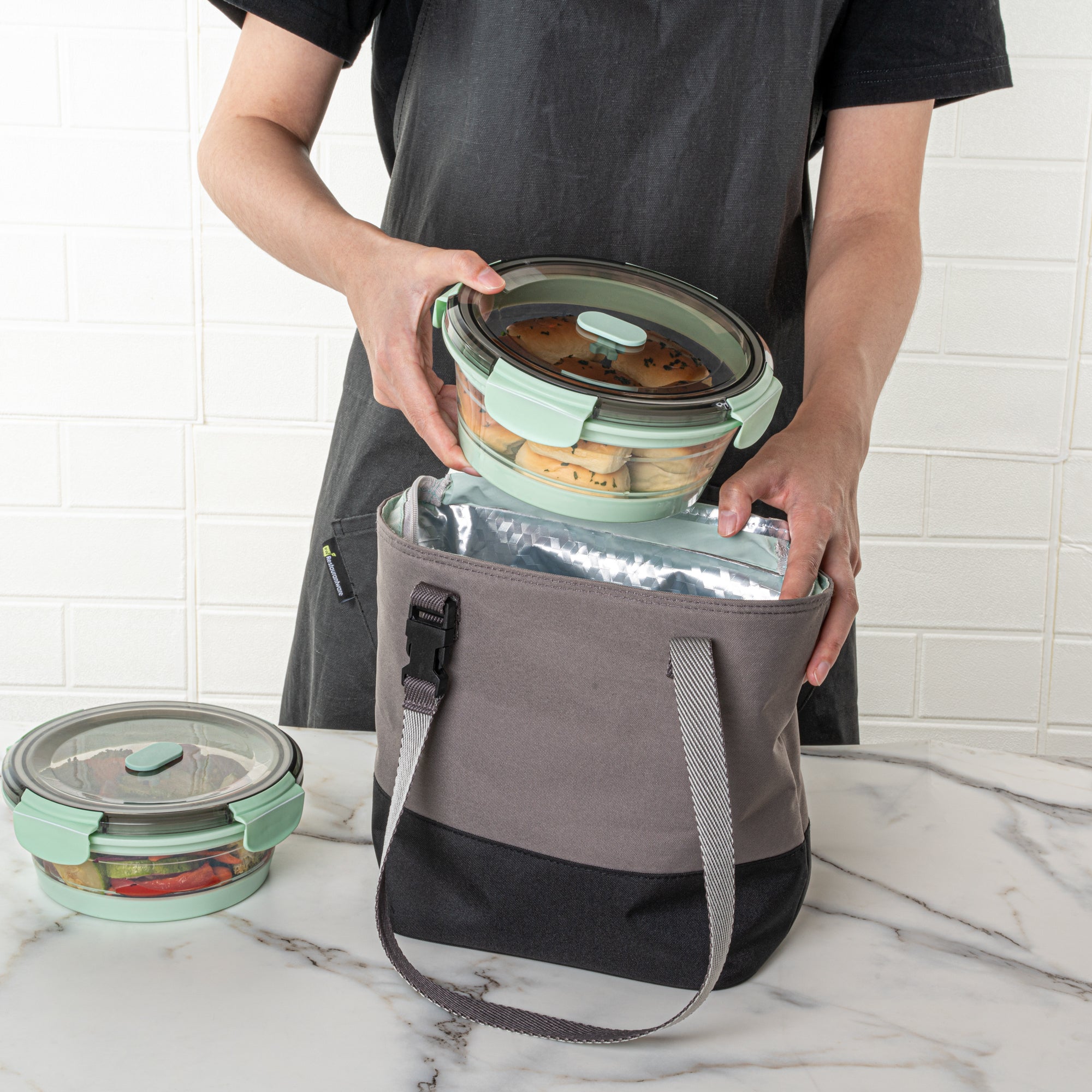 Fresh Hero 34 oz Green Plastic Airtight Food Storage Container - with Vented Lid, Collapsible - 7 1/4" x 7 1/4" x 3" - 1 count box
