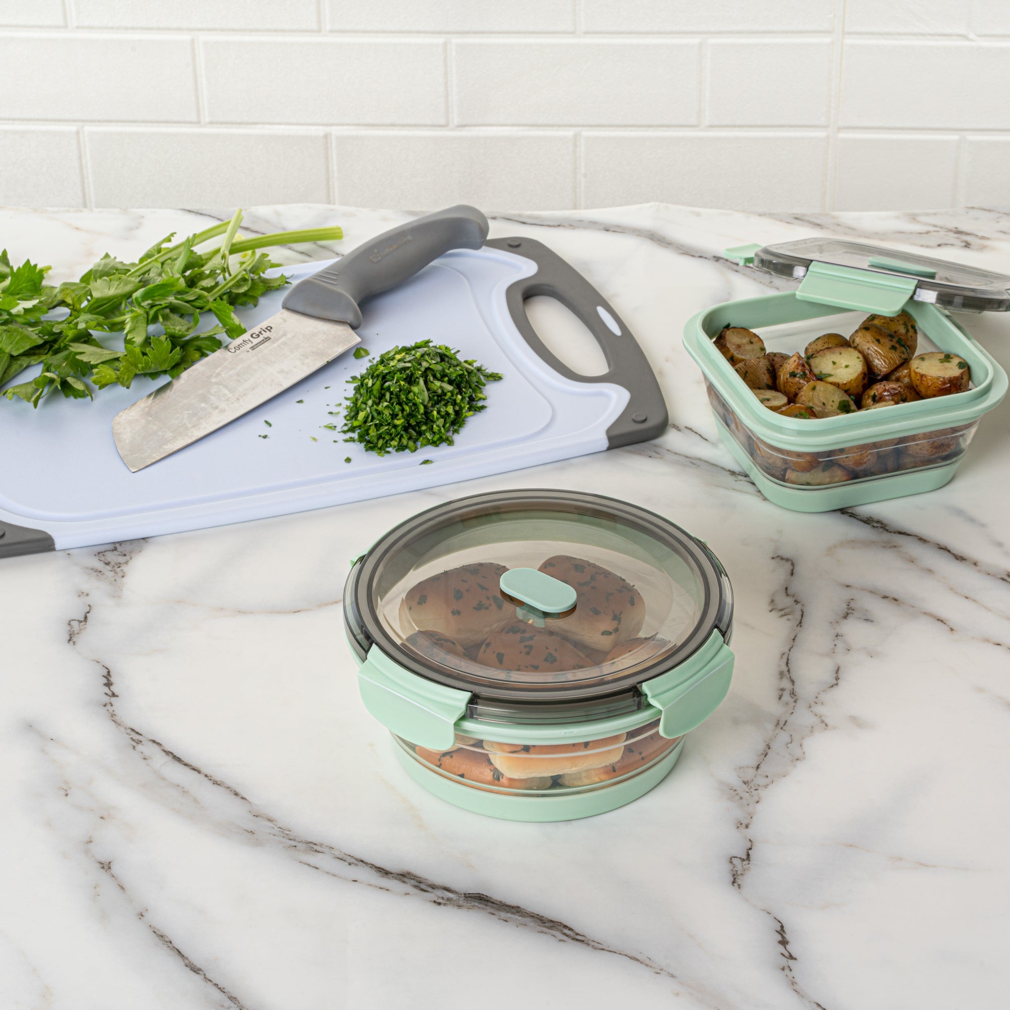 Fresh Hero 34 oz Green Plastic Airtight Food Storage Container - with Vented Lid, Collapsible - 7 1/4" x 7 1/4" x 3" - 20 count box
