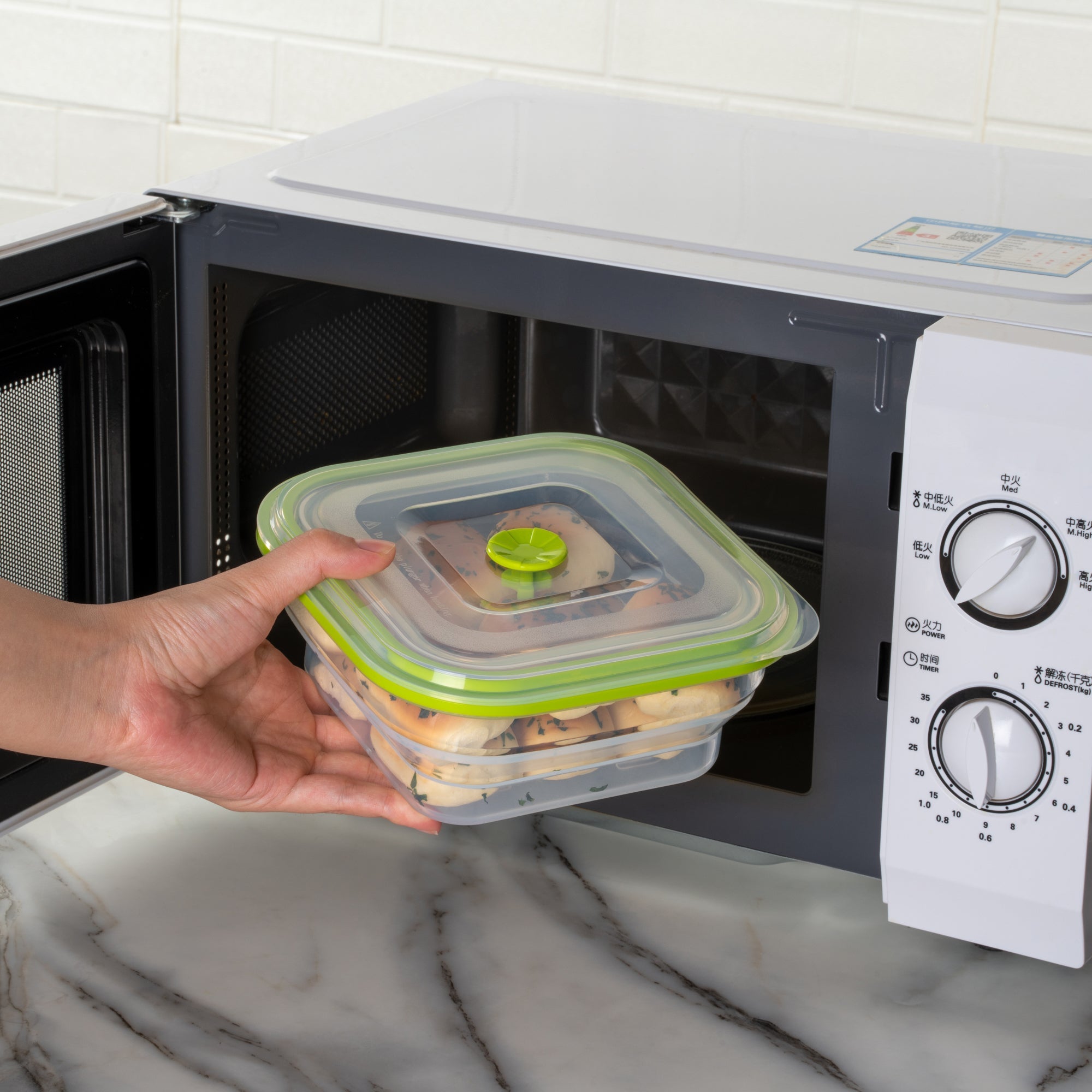 Fresh Hero 37 oz Green Silicone Airtight Food Storage Container - with Vented Lid, Collapsible - 7" x 7" x 3" - 1 count box