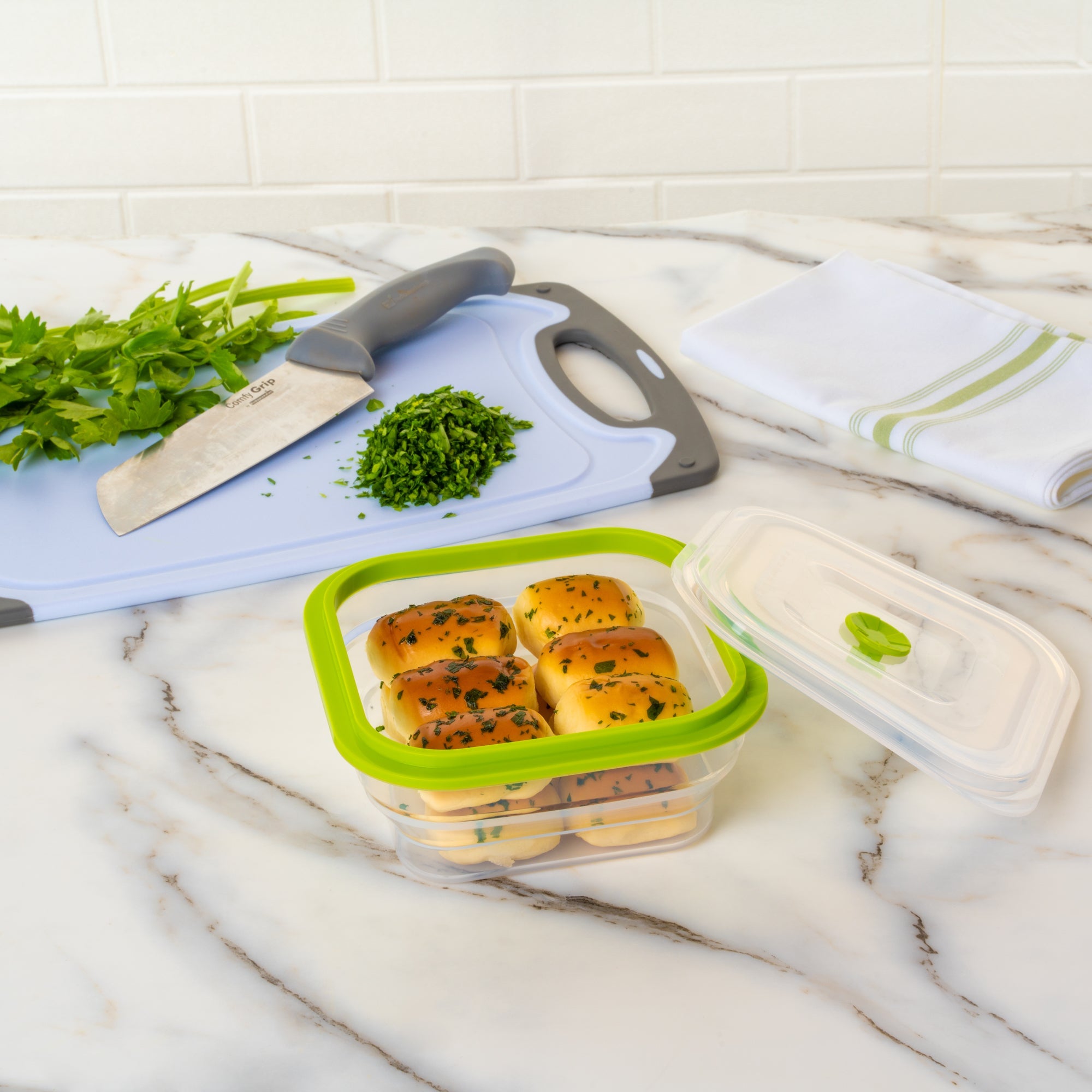 Fresh Hero 37 oz Green Silicone Airtight Food Storage Container - with Vented Lid, Collapsible - 7" x 7" x 3" - 1 count box