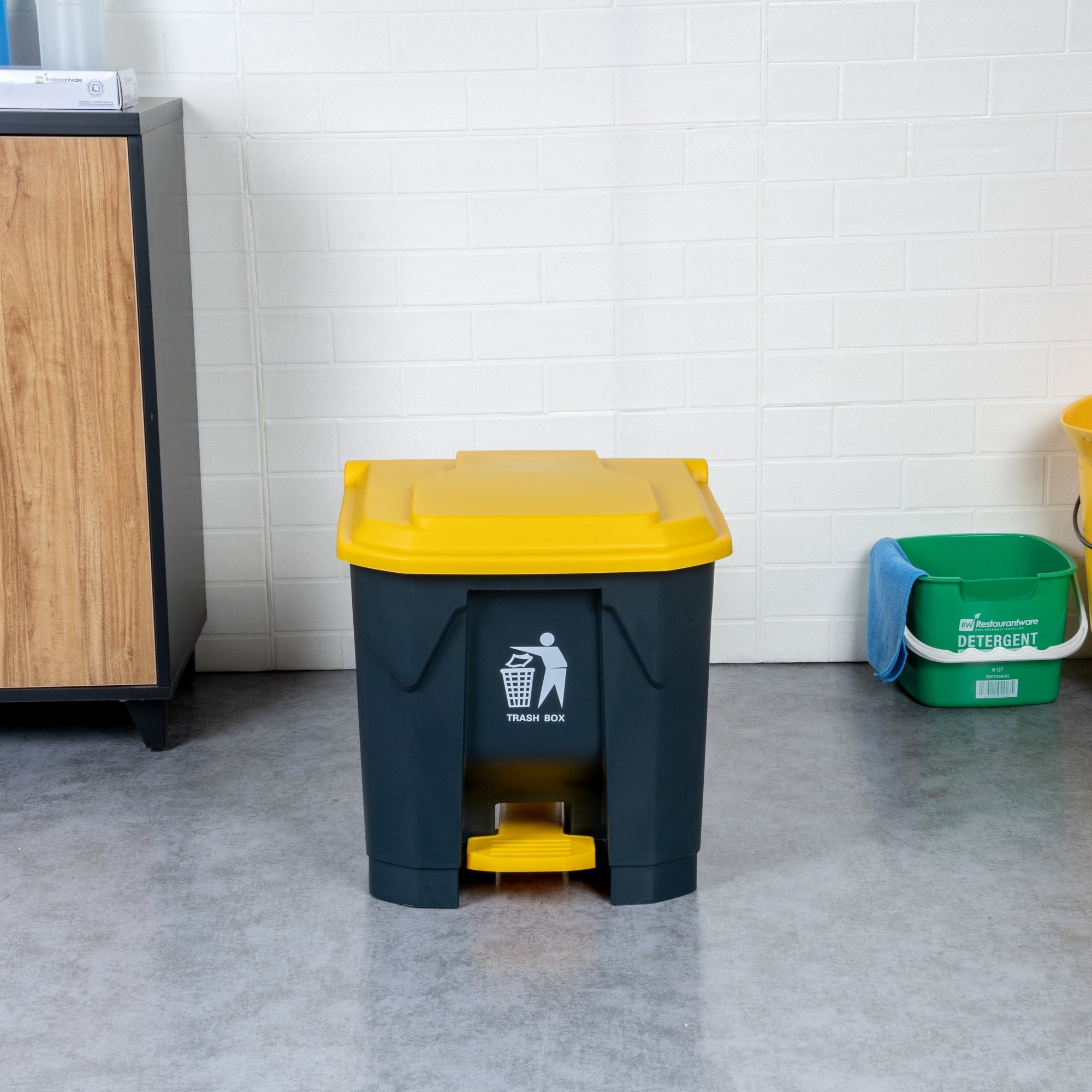 RW Clean 8 gal Dark Gray Plastic Step-On Trash Can - 17" x 15 3/4" x 17 1/4" - 1 count box
