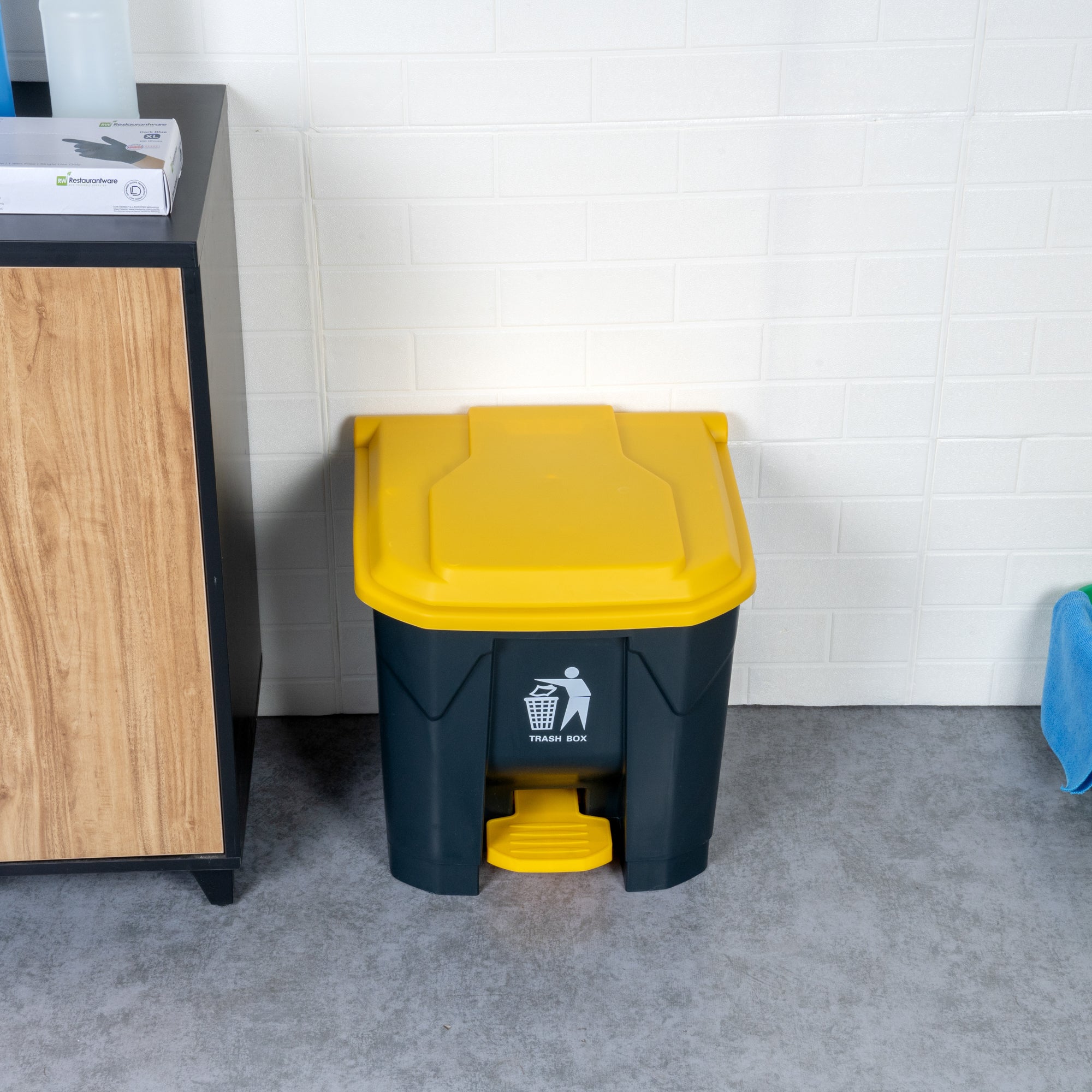 RW Clean 8 gal Dark Gray Plastic Step-On Trash Can - 17" x 15 3/4" x 17 1/4" - 1 count box