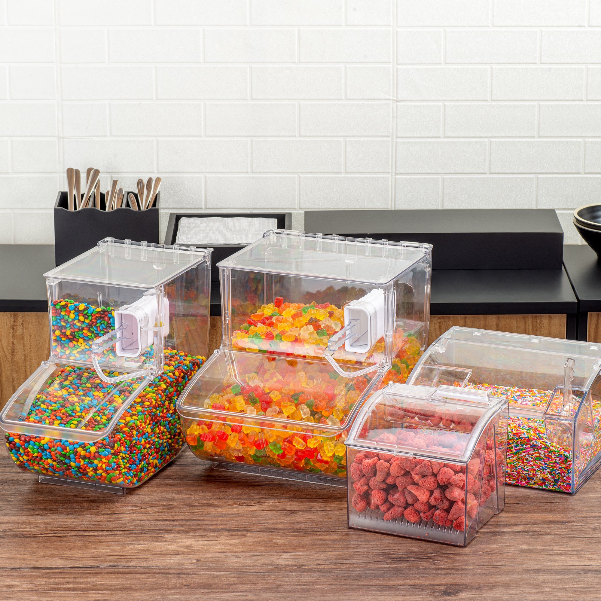 Met Lux 5.25 Gal Clear Plastic Topping Bin - 80 Cup, with Scoop - 16" x 11 3/4" x 13" - 1 count box