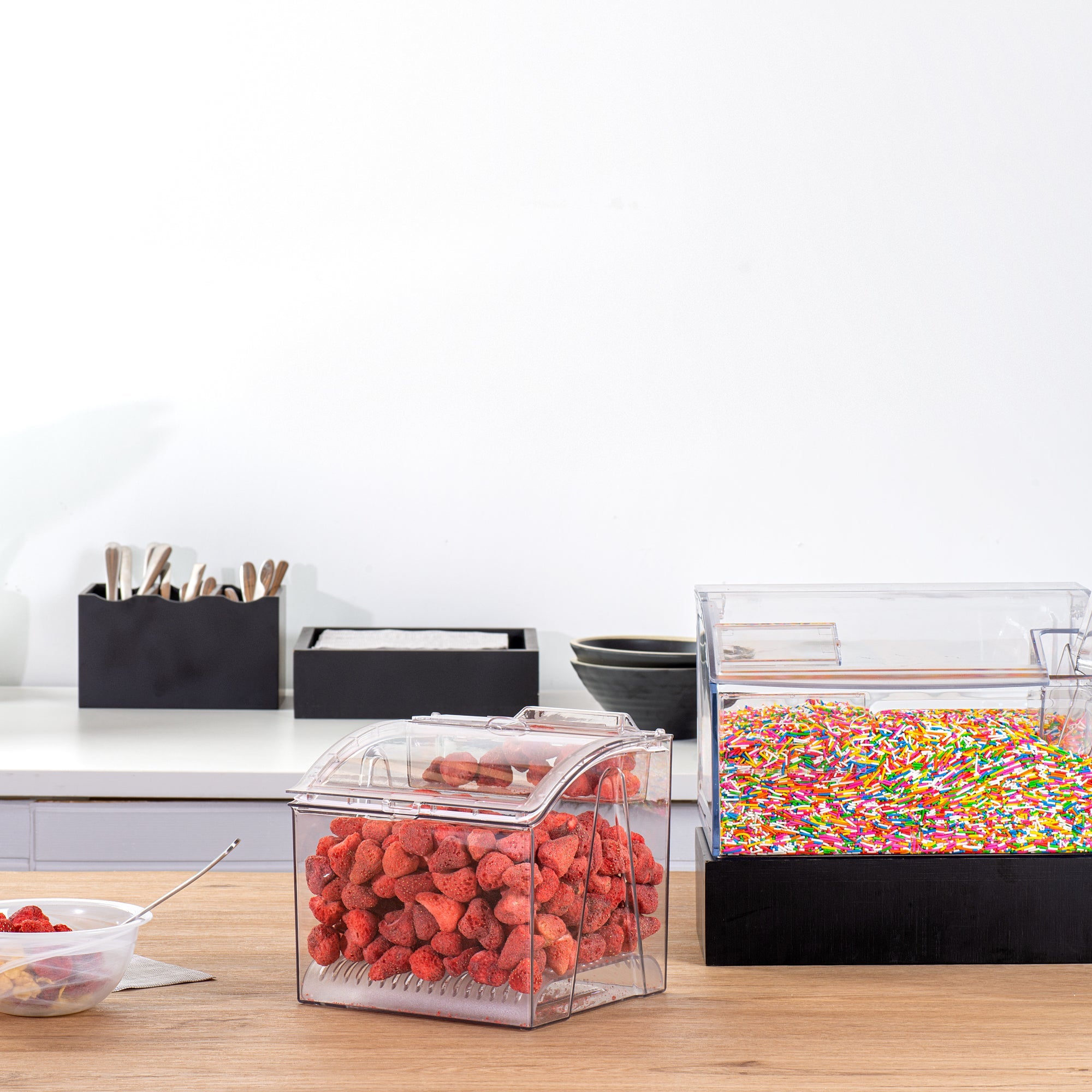 Met Lux 1.5 Gal Clear Plastic Topping Bin - 25 Cup, with Scoop - 7 3/4" x 6 3/4" x 7 3/4" - 1 count box