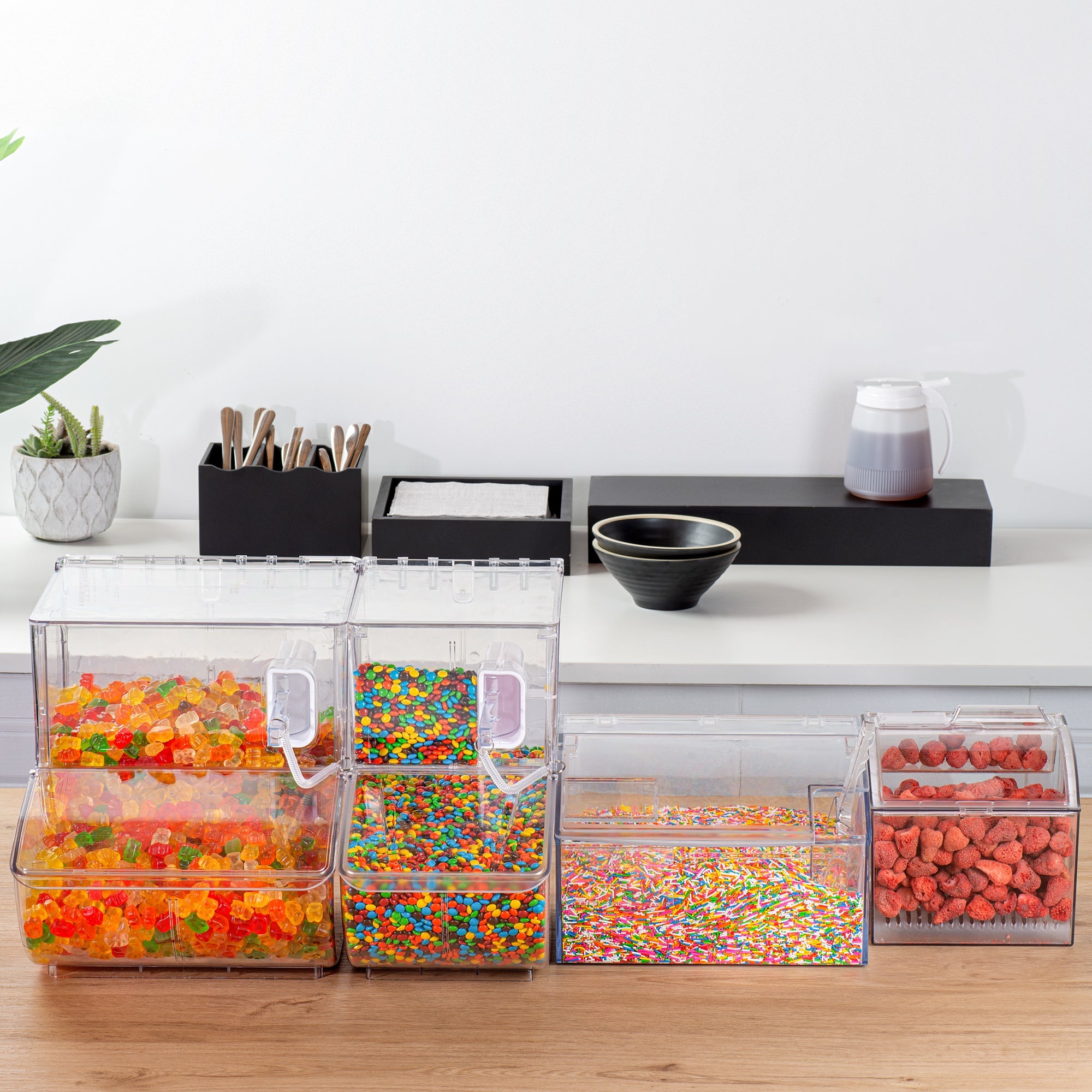Met Lux 1.5 Gal Clear Plastic Topping Bin - 25 Cup, with Scoop - 7 3/4" x 6 3/4" x 7 3/4" - 1 count box
